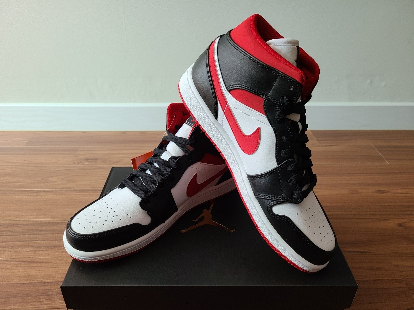 Jordan 1 Mid Gym Red Black White 착용 스타일 - 1