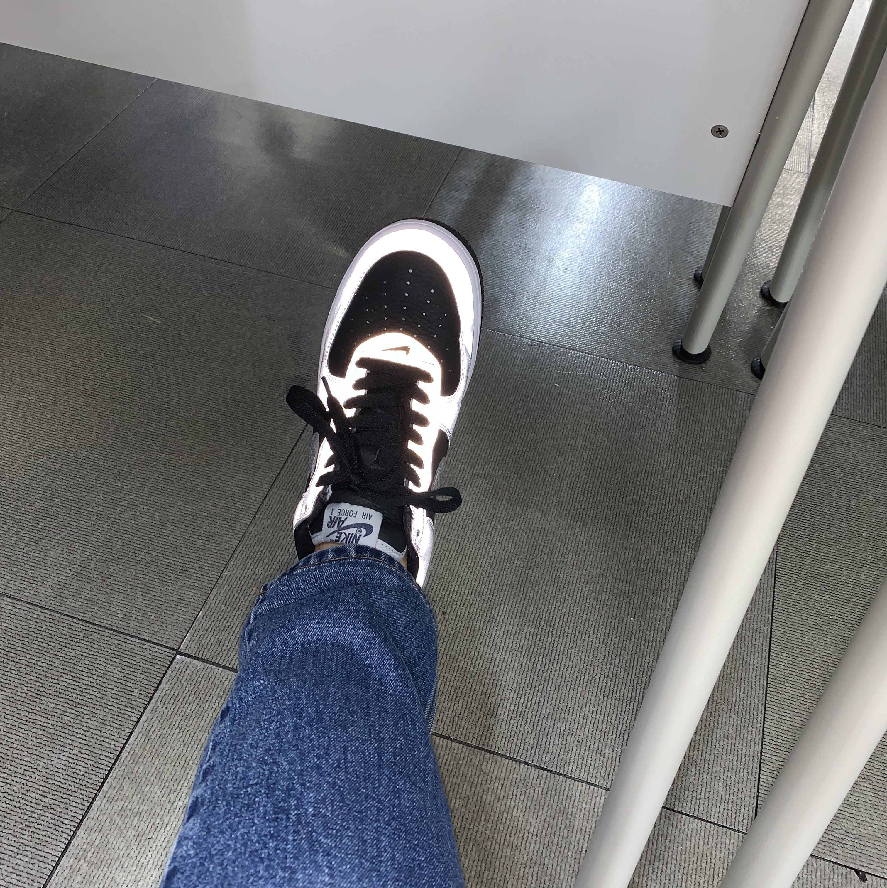 Nike Air Force 1 B Silver Snake 착용 스타일