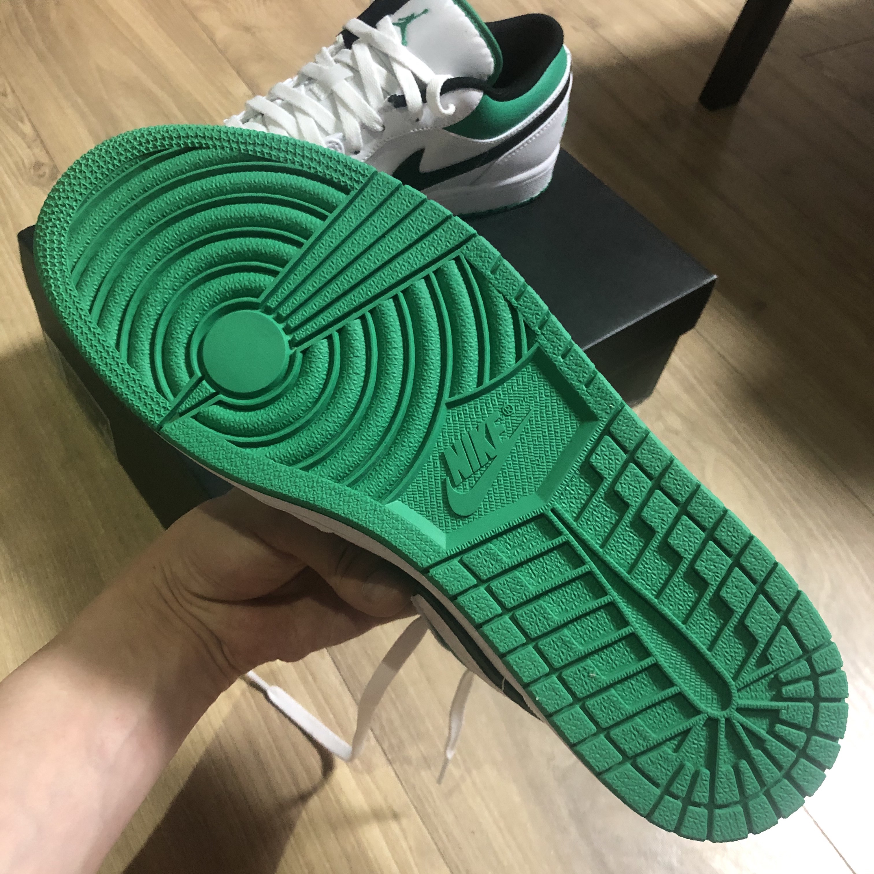 Jordan 1 Low White Lucky Green 착용 스타일 - 5