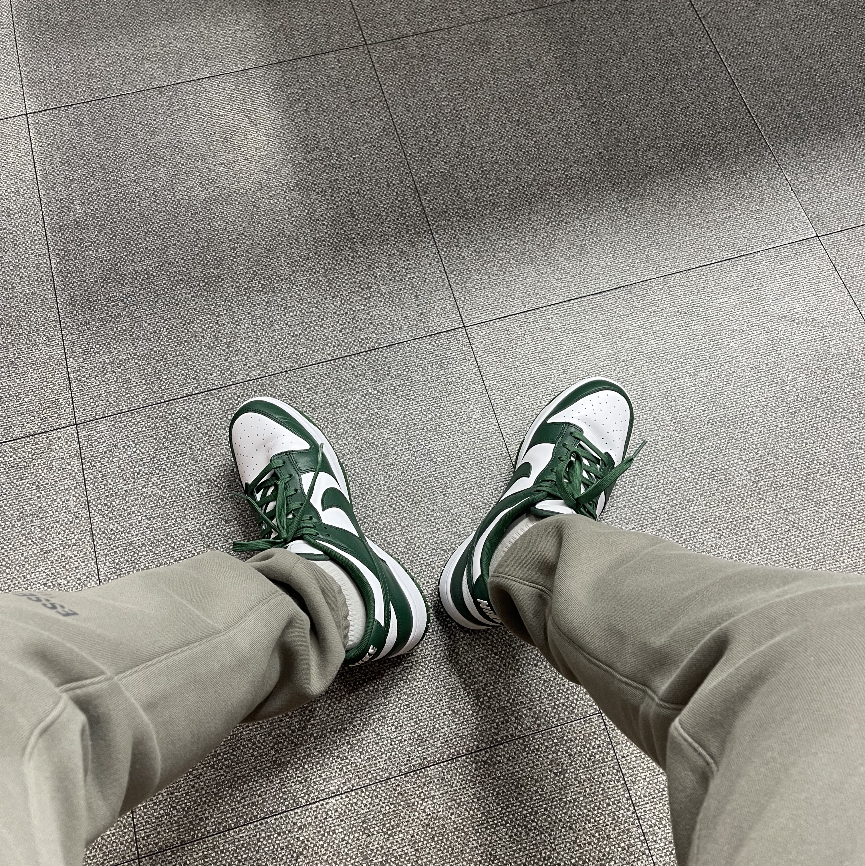 Nike Dunk Low Retro Varsity Green, Essentials Sweatpants Cement - 20FW 착용 스타일