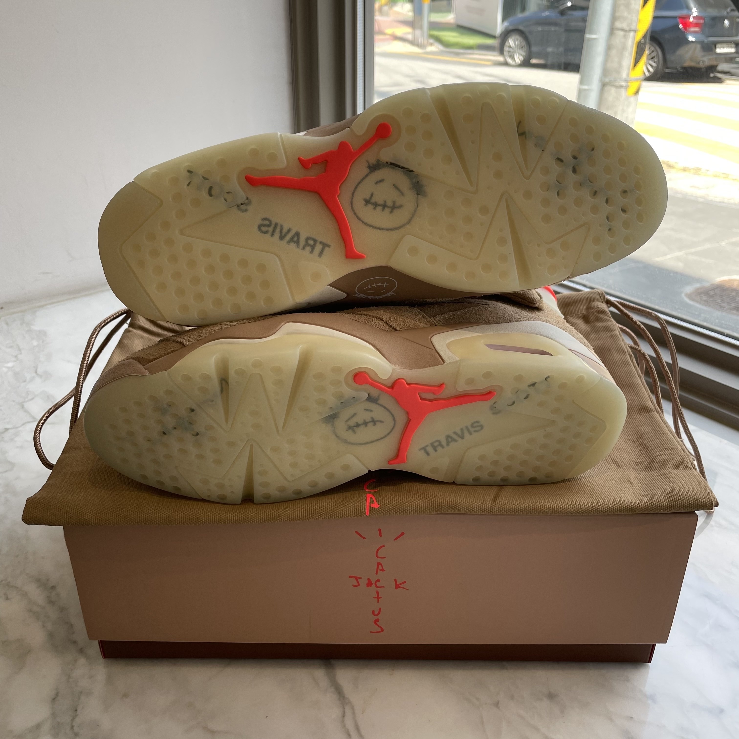 Jordan 6 x Travis Scott Retro SP British Khaki 착용 스타일 - 3