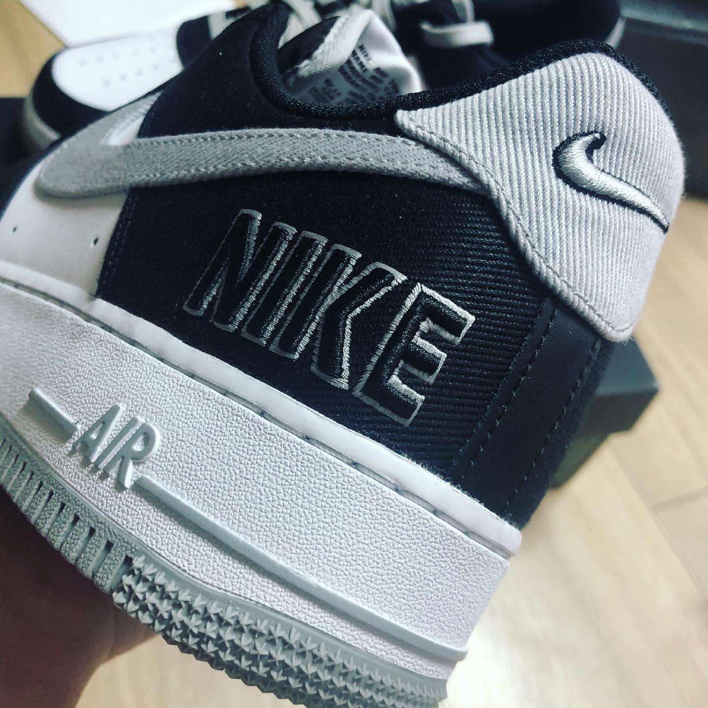 Nike Air Force 1 '07 LV8 EMB Black Silver 착용 스타일 - 4