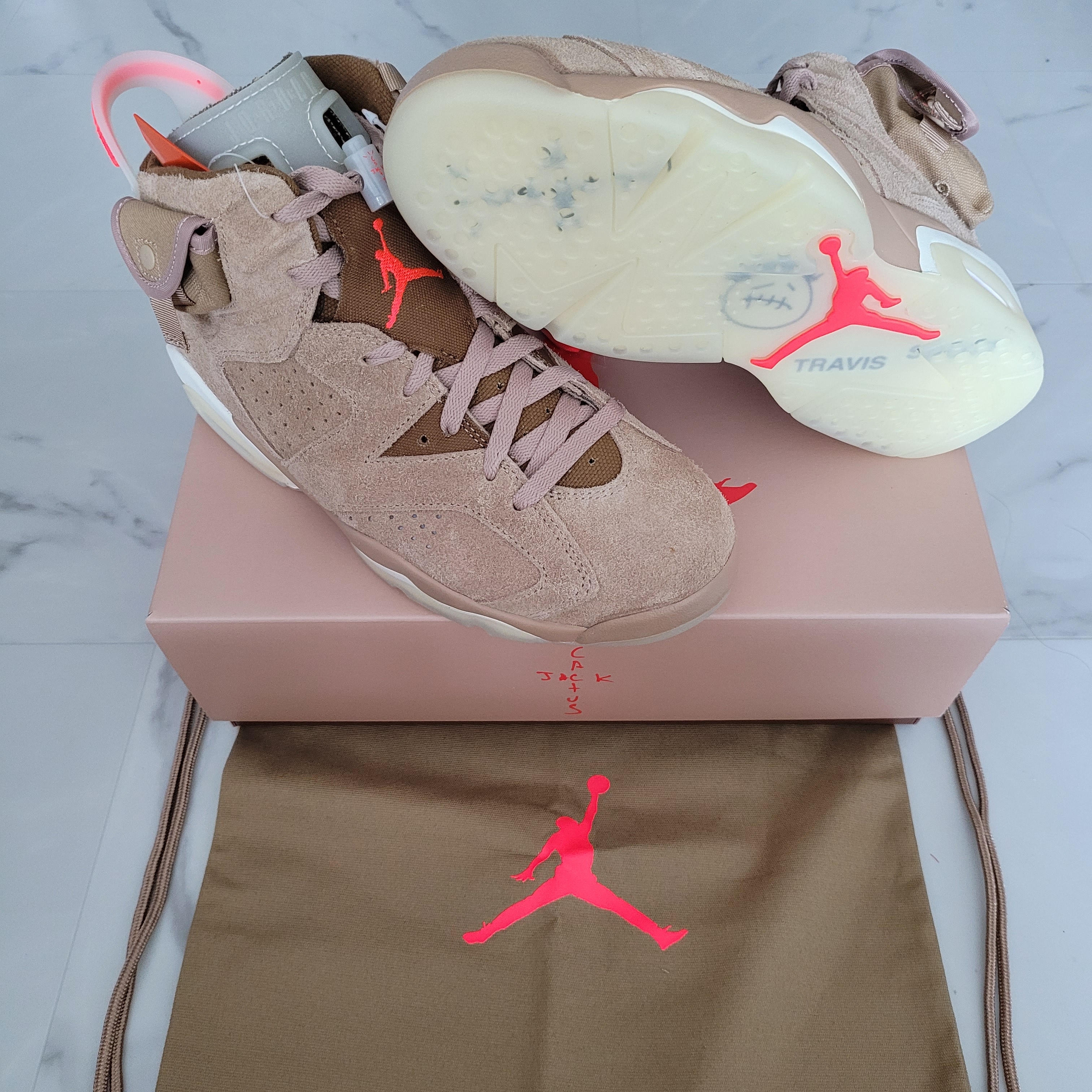 Jordan 6 x Travis Scott Retro SP British Khaki 착용 스타일 - 2