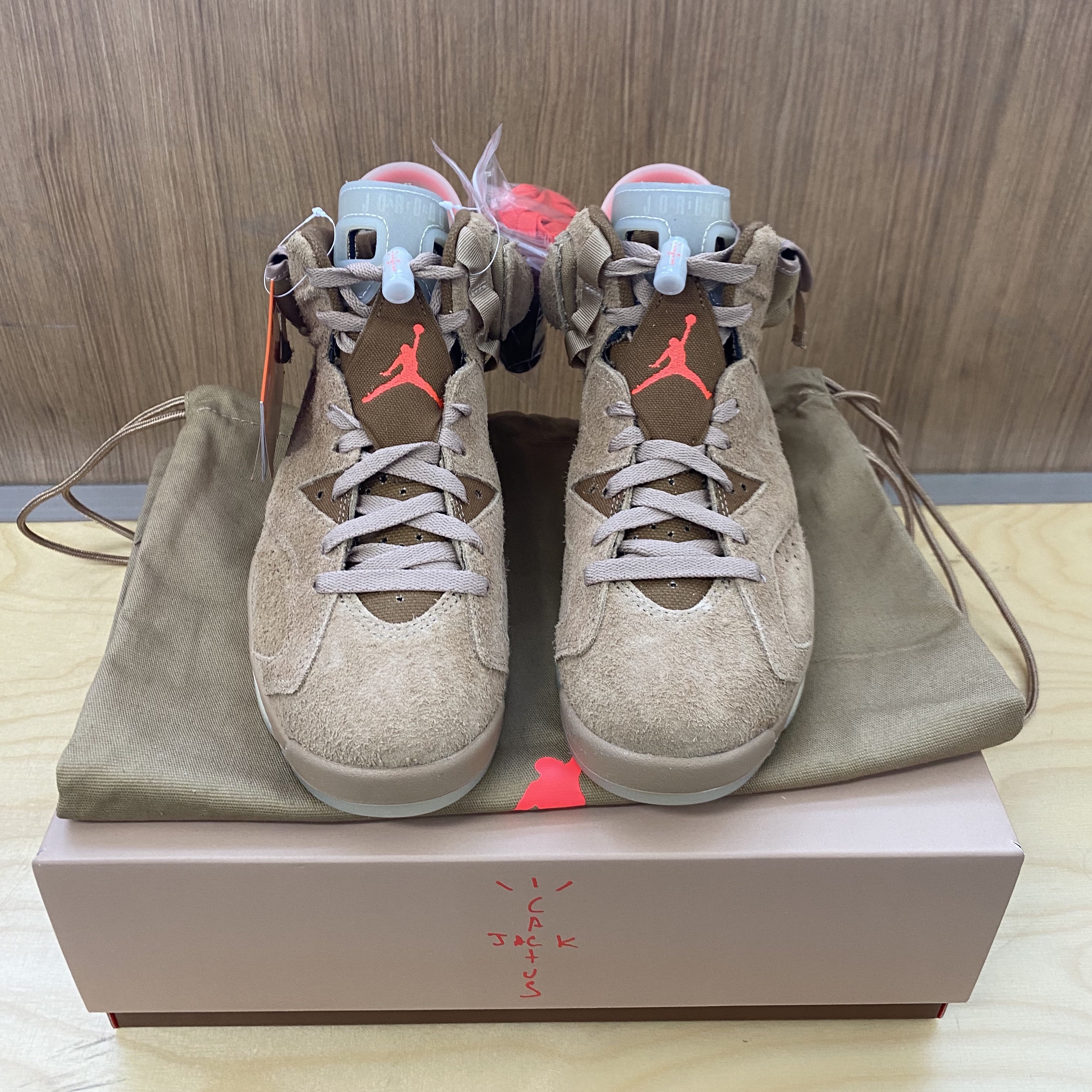 Jordan 6 x Travis Scott Retro SP British Khaki 착용 스타일