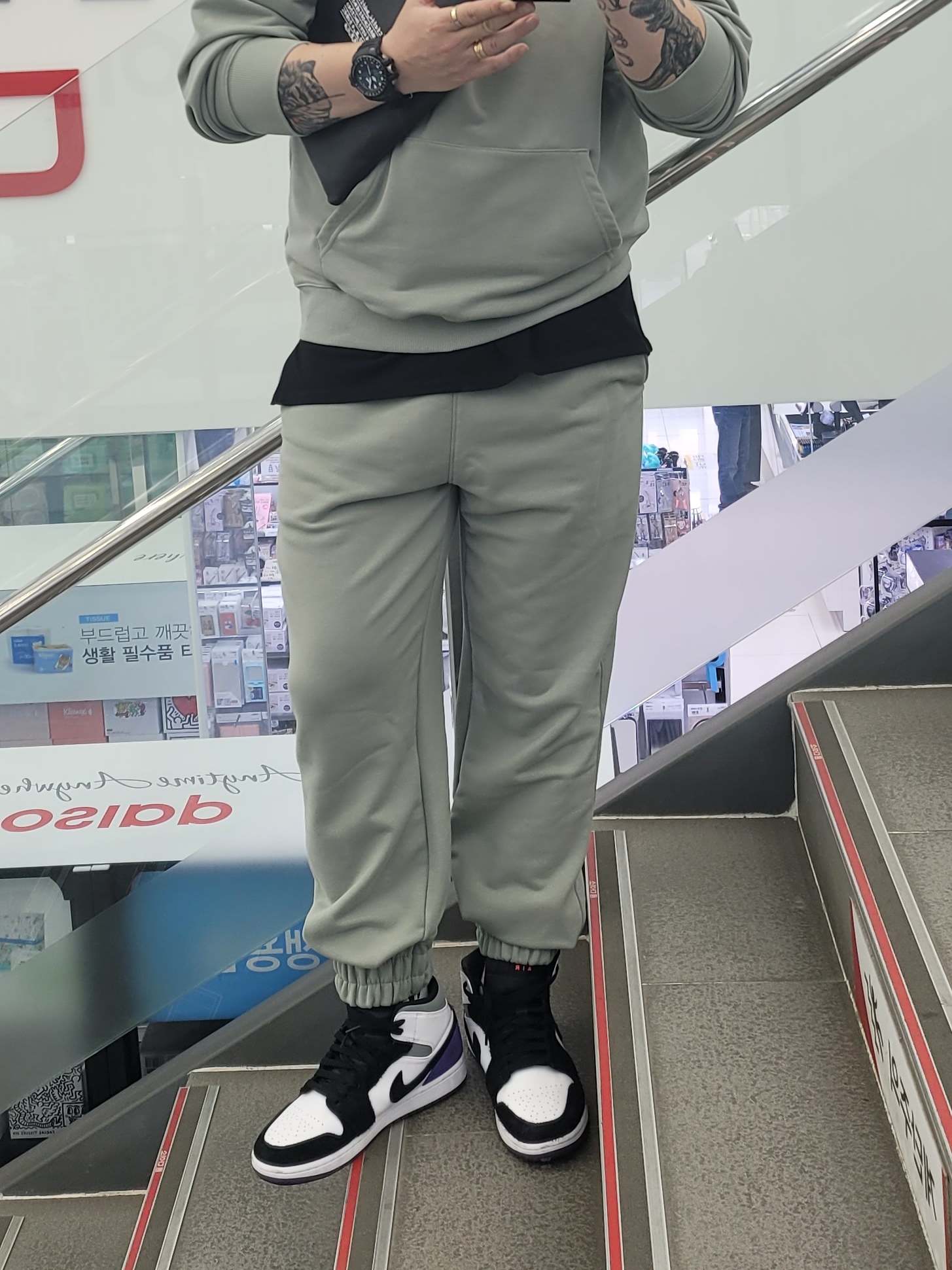 Converse x Kim Jones Chuck 70 Utility Wave High Natural Ivory, Jordan 1 Retro High OG Rust Shadow 착용 스타일 - 5