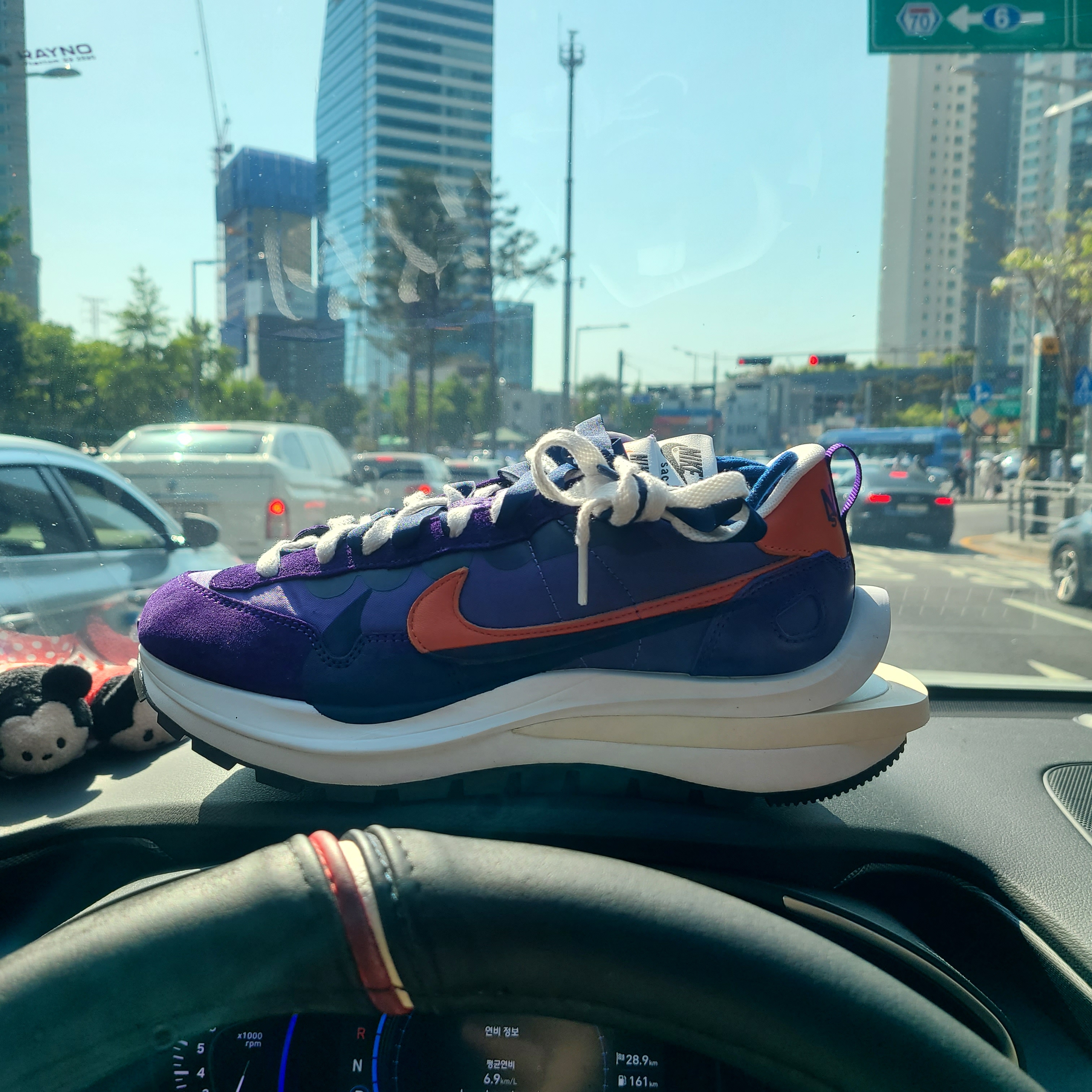 Nike x Sacai VaporWaffle Dark Iris 착용 스타일
