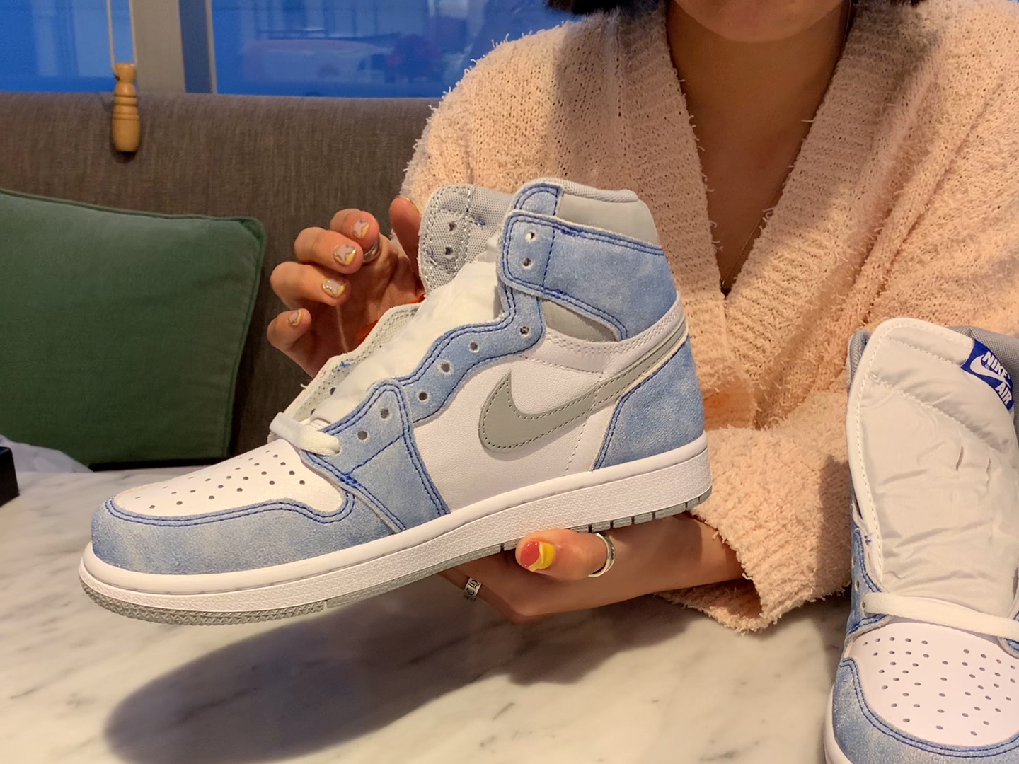 Jordan 1 Retro High OG Hyper Royal 착용 스타일 - 4