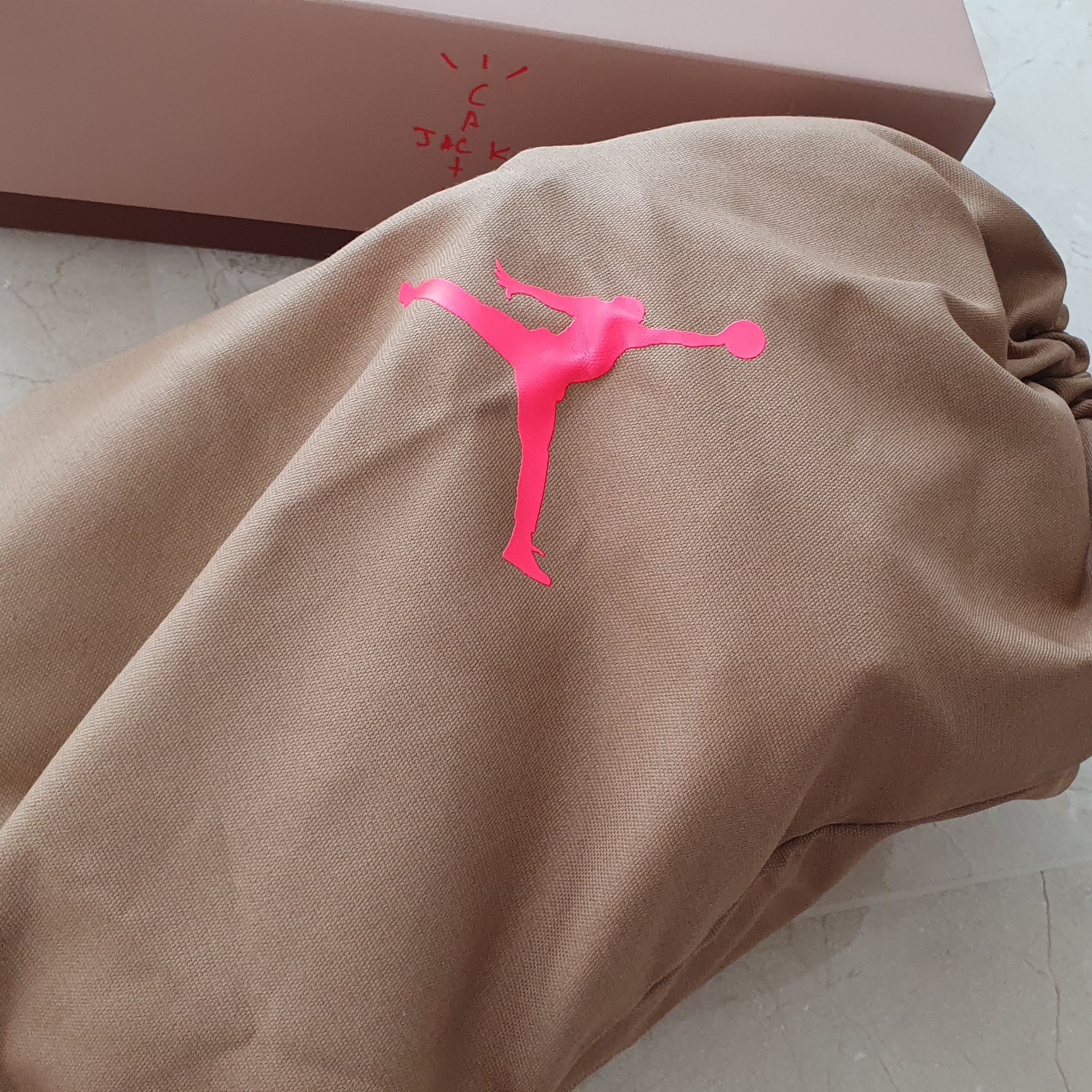 Jordan 6 x Travis Scott Retro SP British Khaki 착용 스타일 - 2