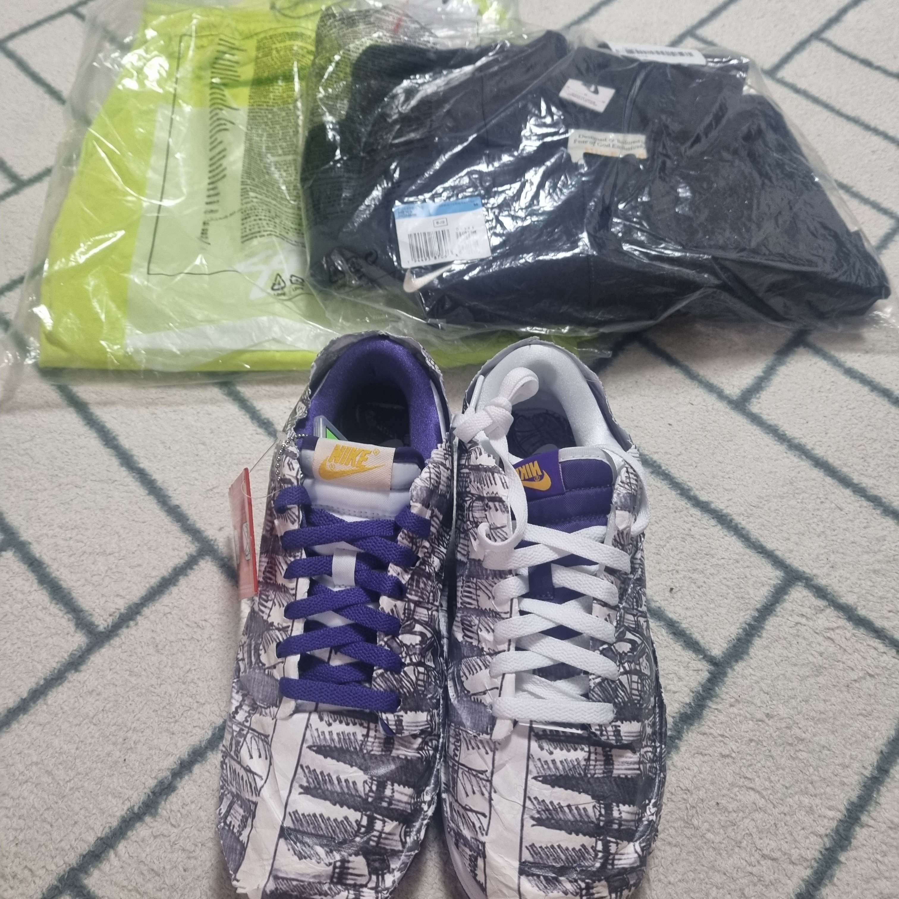 Nike x Stussy Beach Pants Bright Cactus, Nike x Fear of God Warm Up Top Off Noir 착용 스타일 - 1