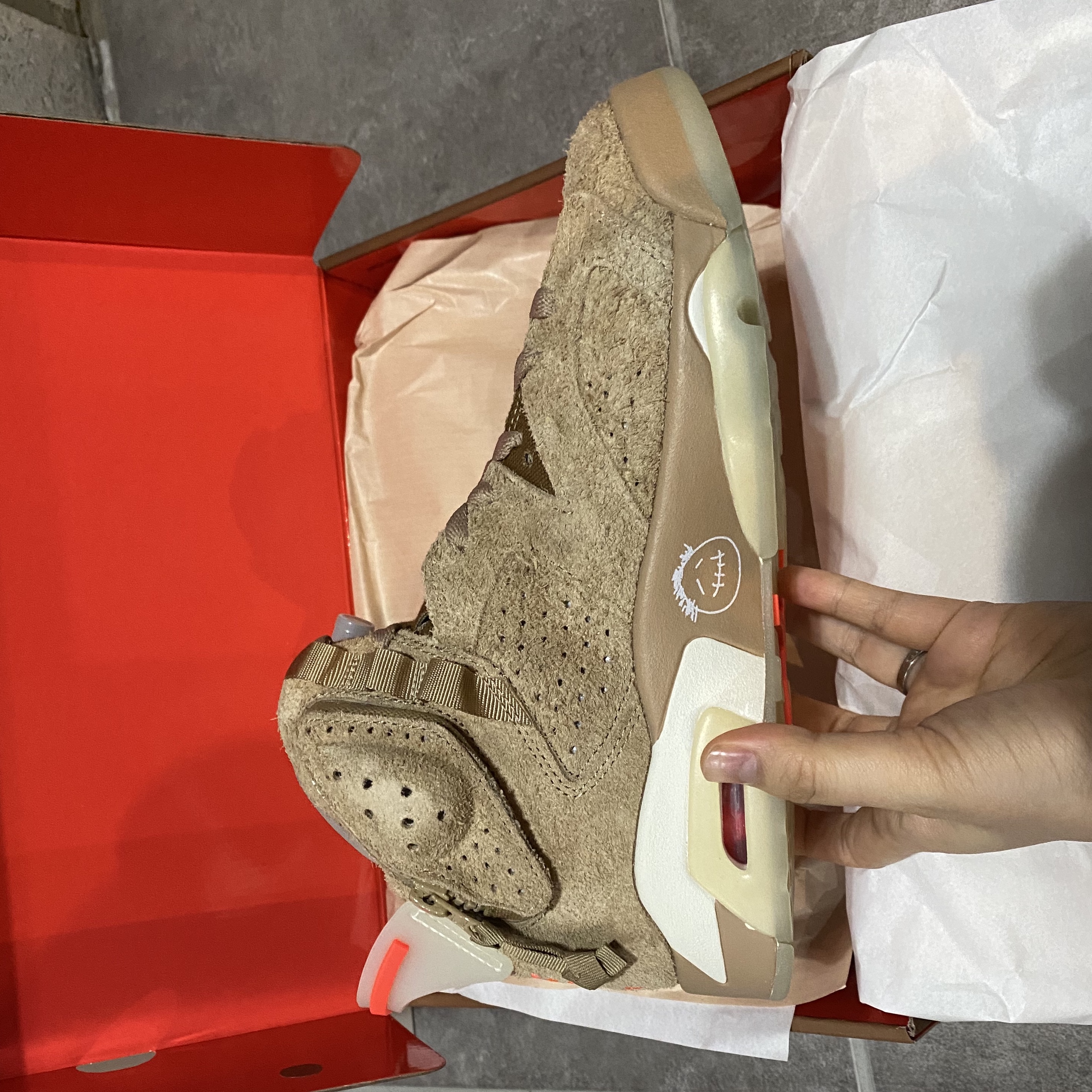 Jordan 6 x Travis Scott Retro SP British Khaki 착용 스타일 - 5