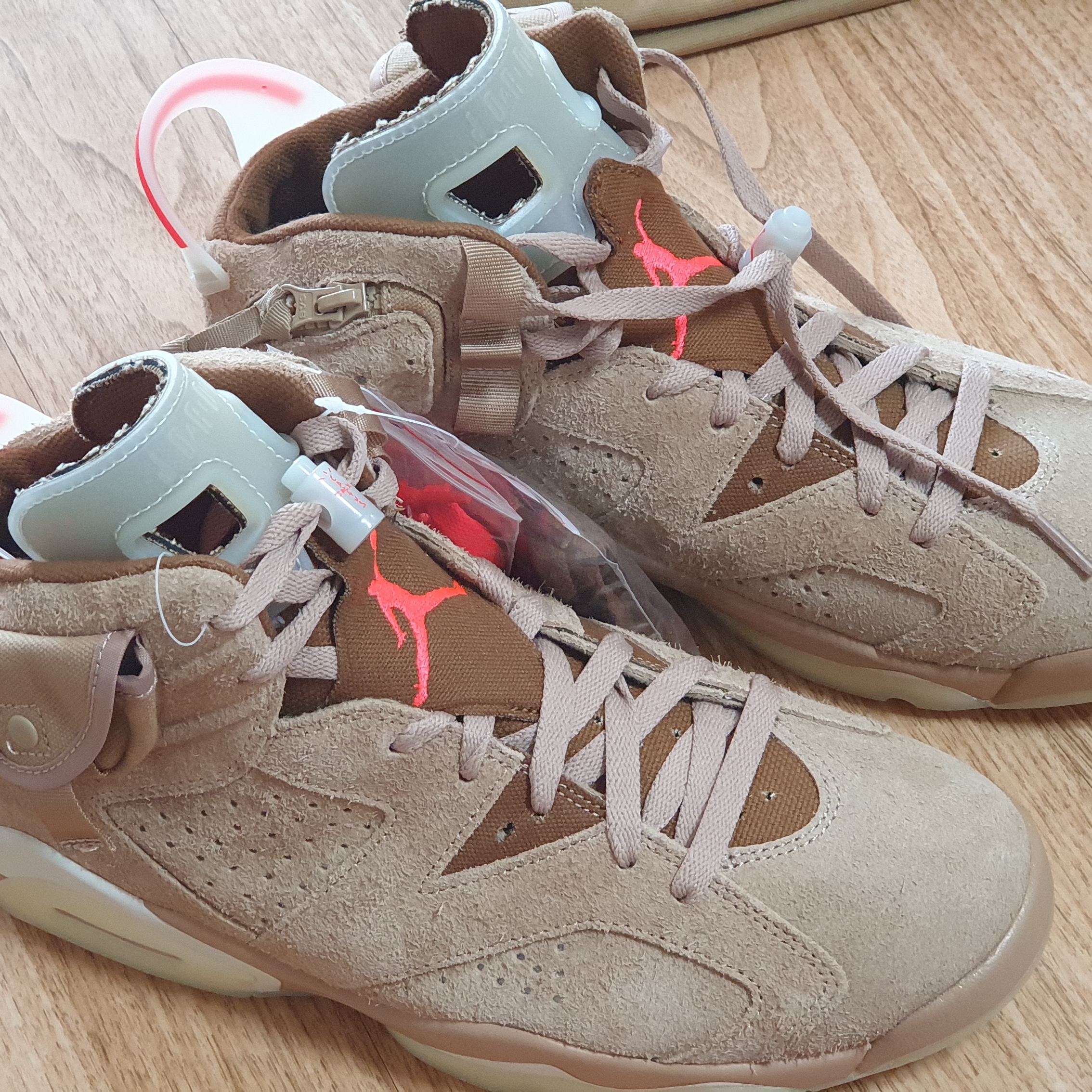 Jordan 6 x Travis Scott Retro SP British Khaki, Jordan 6 x Travis Scott Retro Olive 착용 스타일 - 3