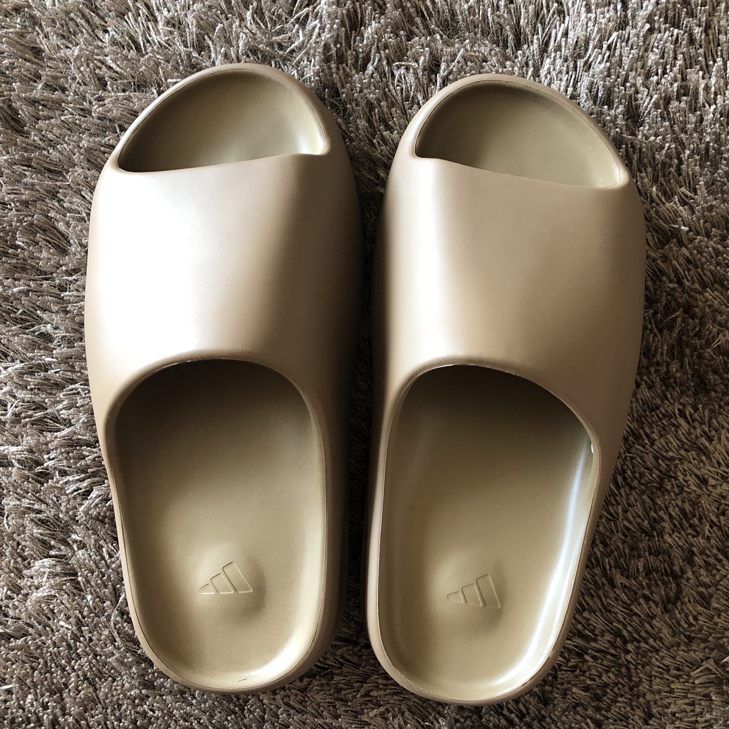 Adidas Yeezy Slide Core 2021 착용 스타일 - 4
