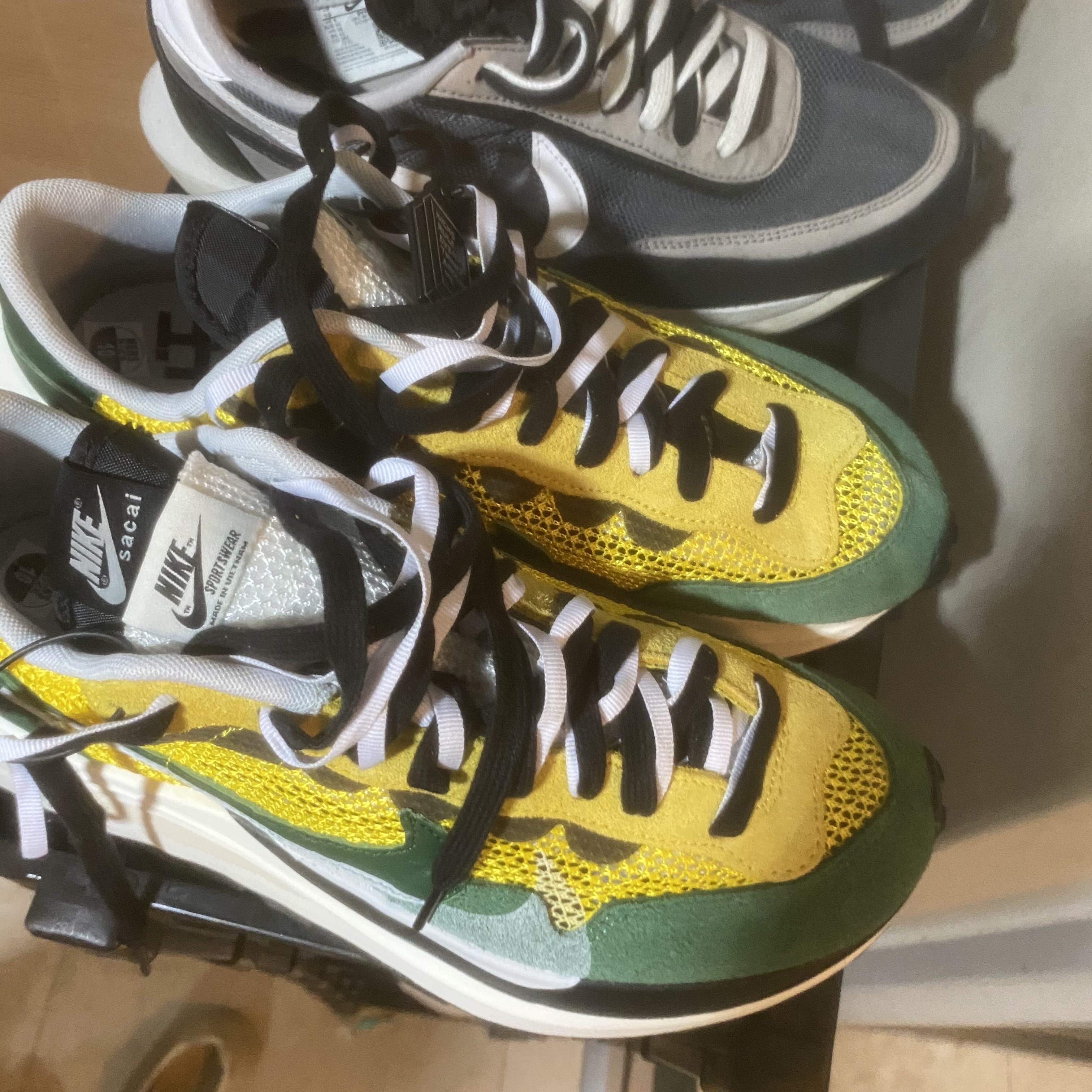 Nike x Sacai VaporWaffle Tour Yellow & Gorge Green Sail 착용 스타일