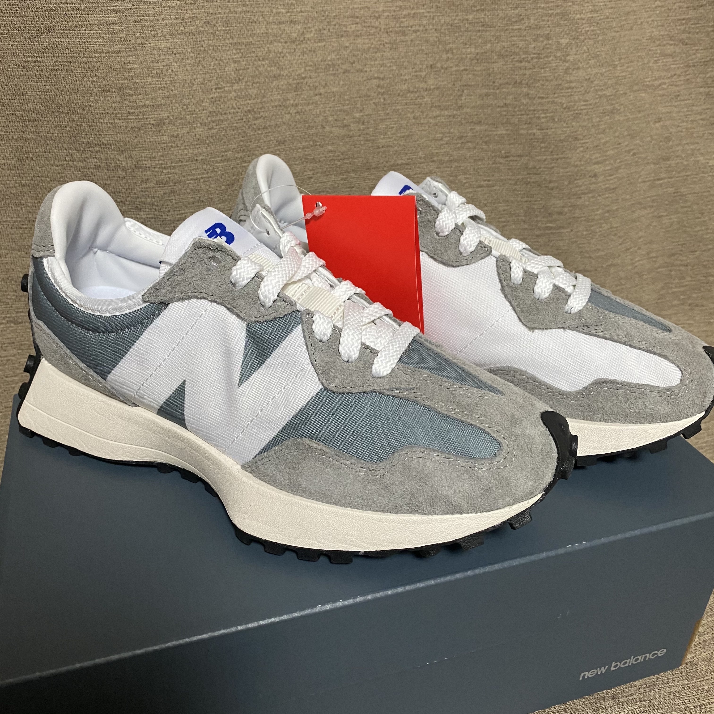 New Balance 327 Grey 착용 스타일