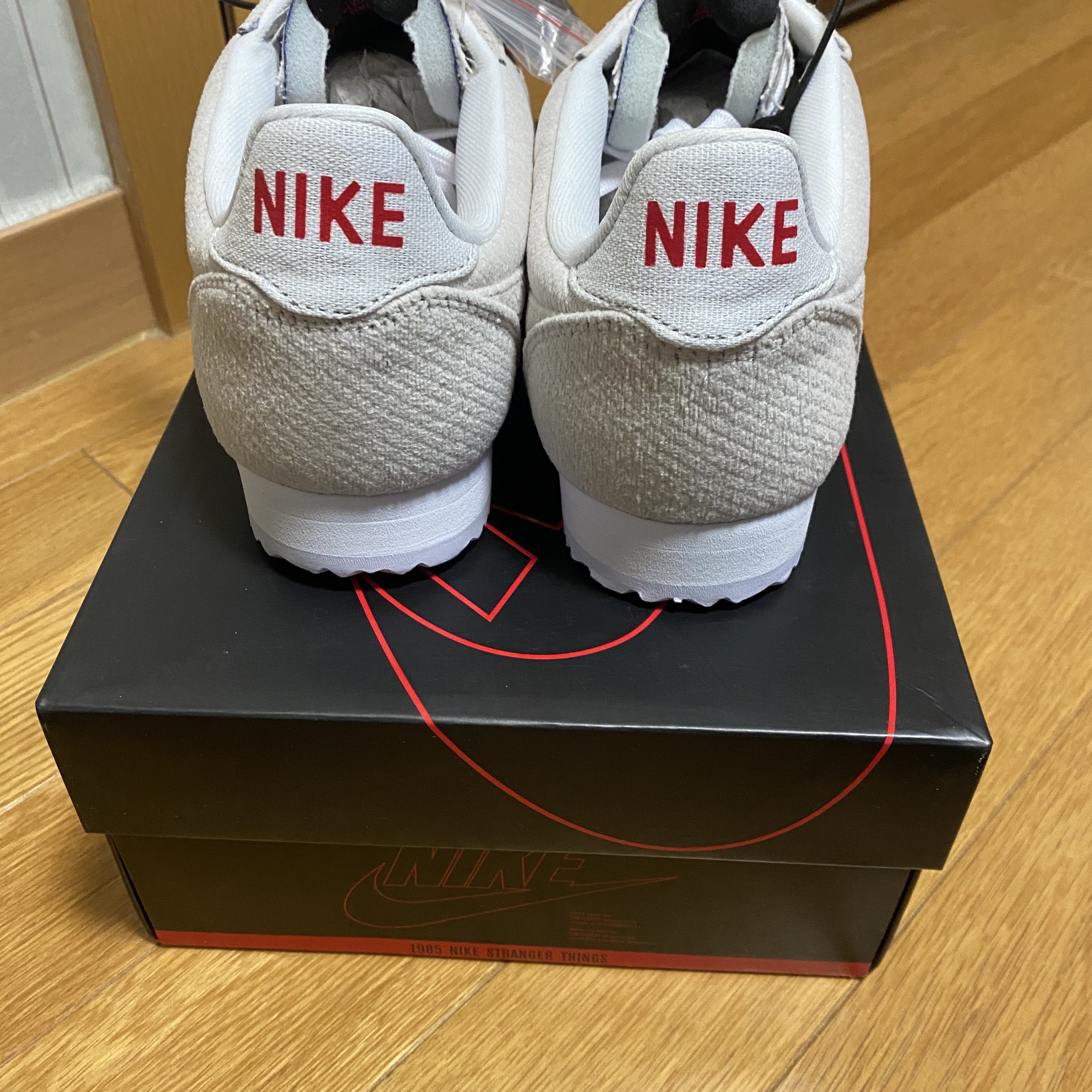 Nike x Stranger Things Classic Cortez Sail Upside Down Pack 착용 스타일 - 4