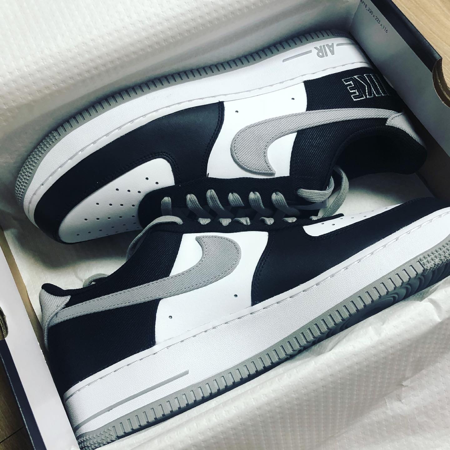 Nike Air Force 1 '07 LV8 EMB Black Silver 착용 스타일 - 1