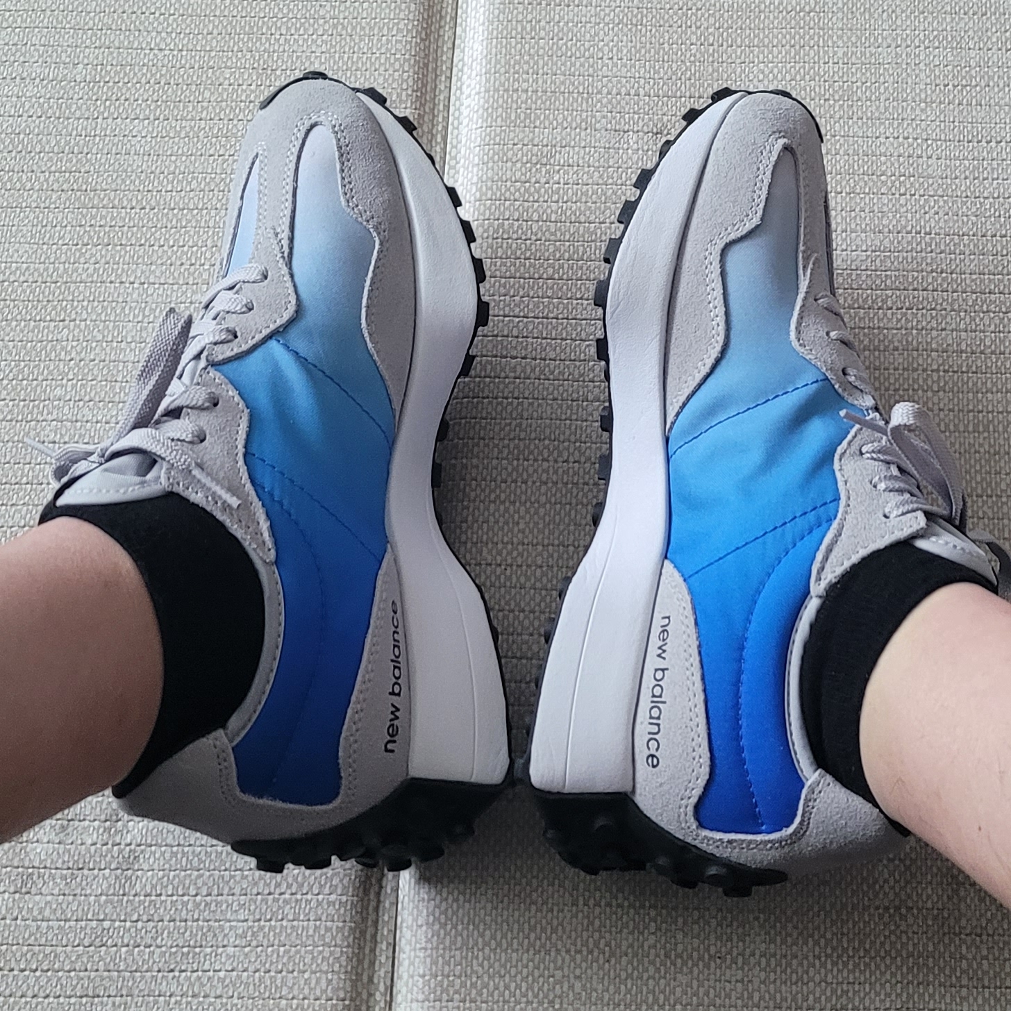 New Balance 327 Cobalt Blue 착용 스타일 - 2