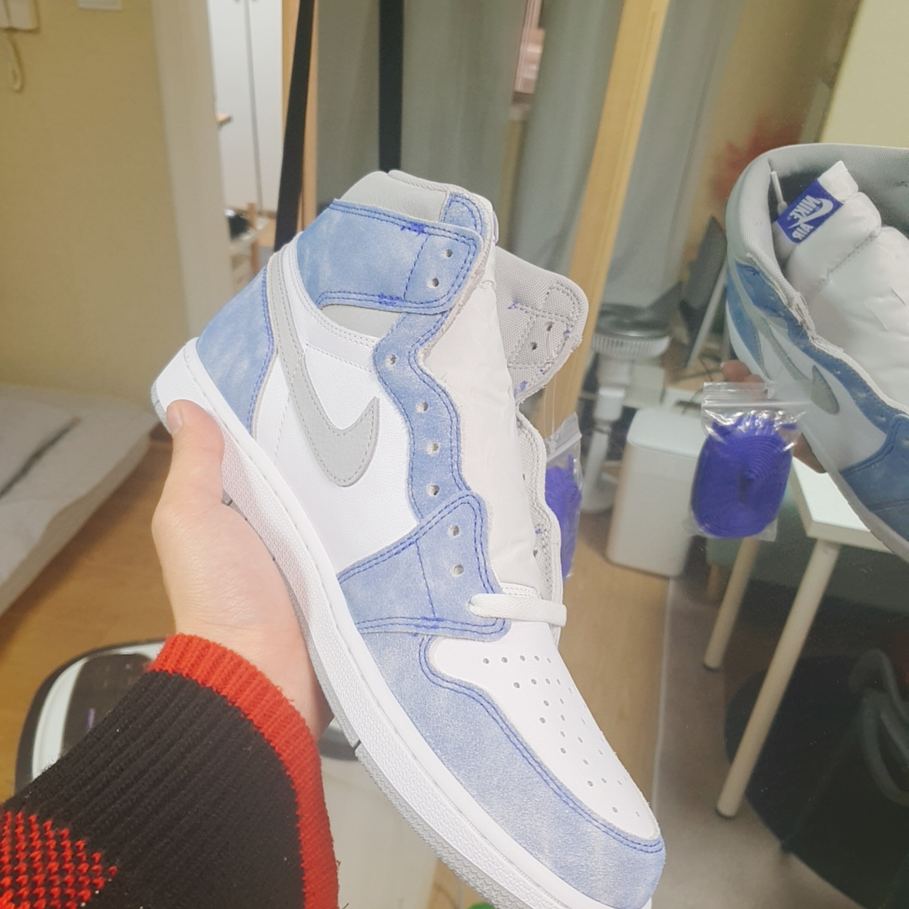 Jordan 1 Retro High OG Hyper Royal 착용 스타일 - 4