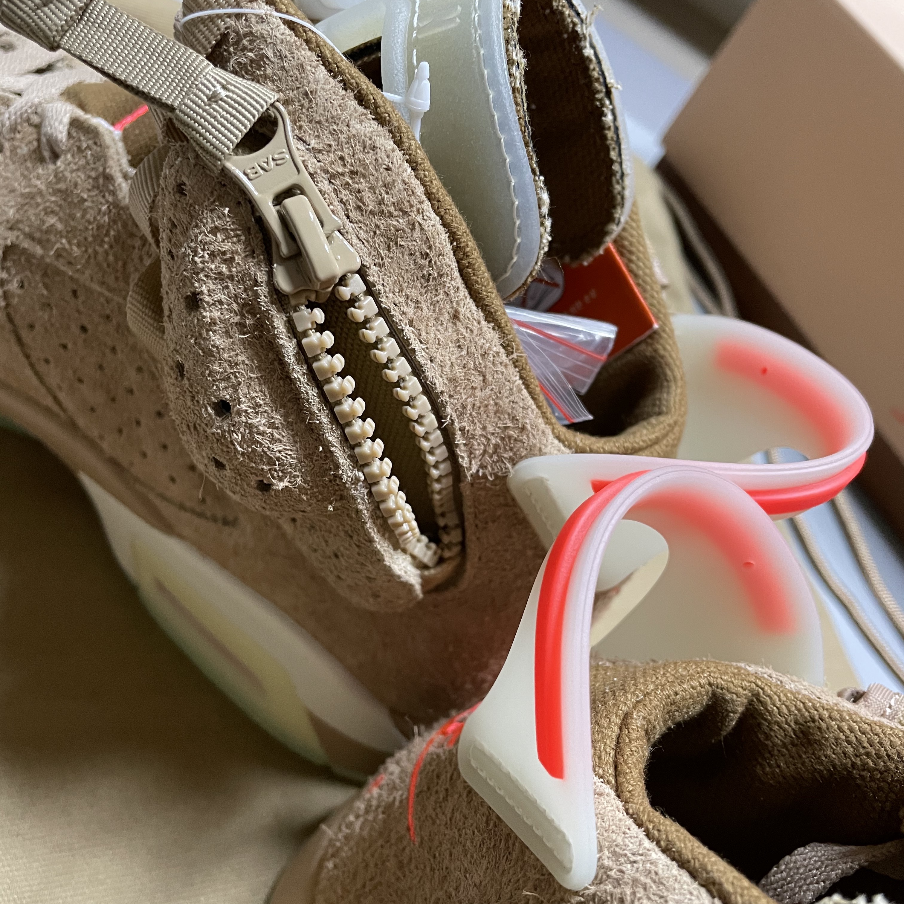 Jordan 6 x Travis Scott Retro SP British Khaki 착용 스타일 - 4