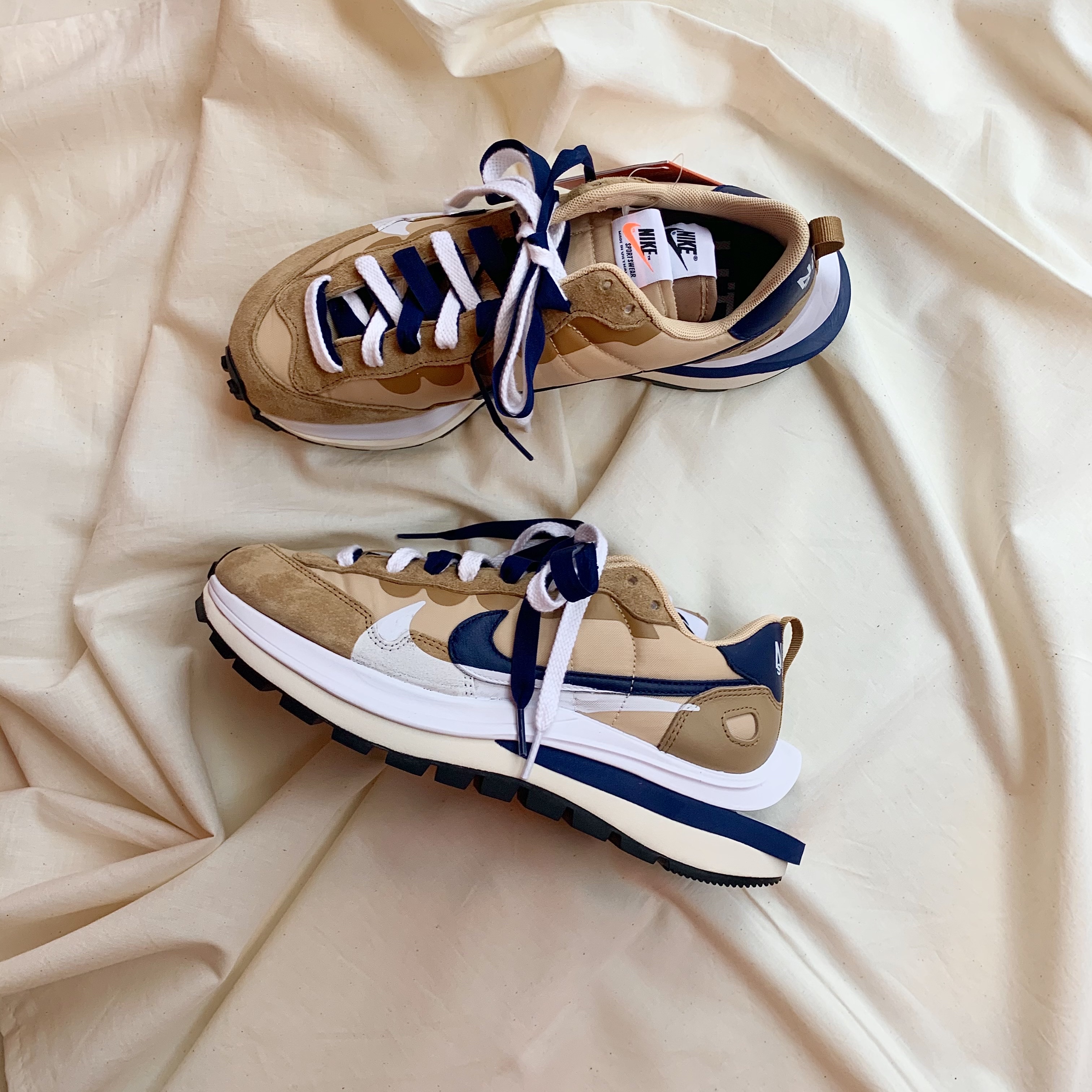 Nike x Sacai VaporWaffle Sesame and Blue Void 착용 스타일
