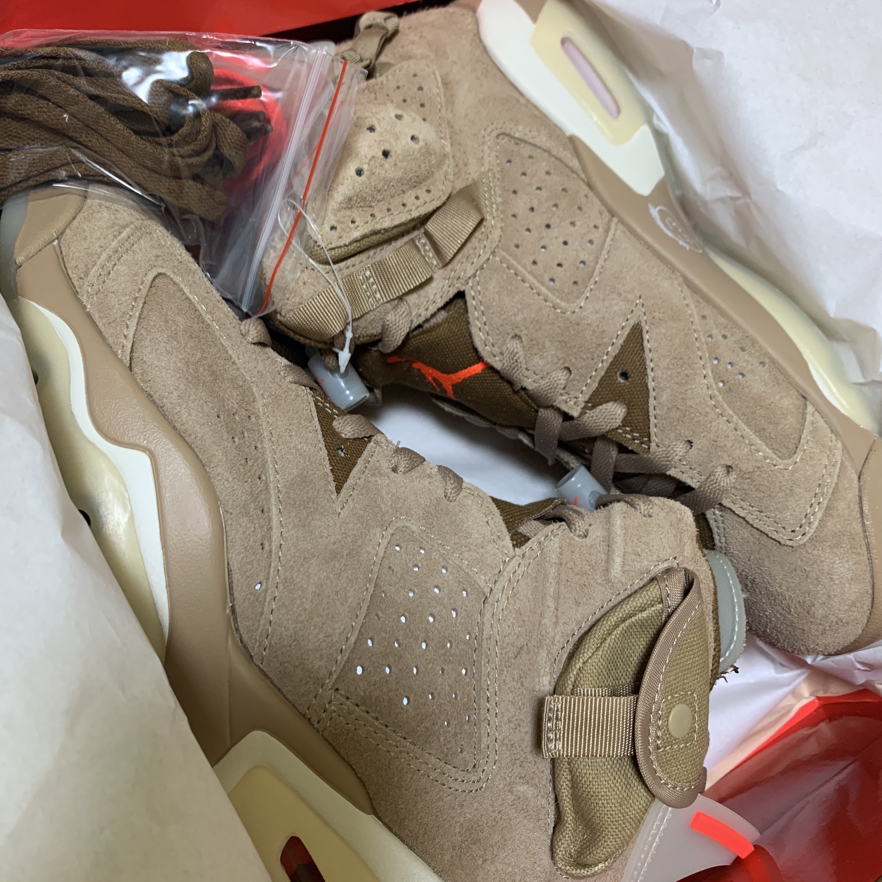 Jordan 6 x Travis Scott Retro SP British Khaki 착용 스타일