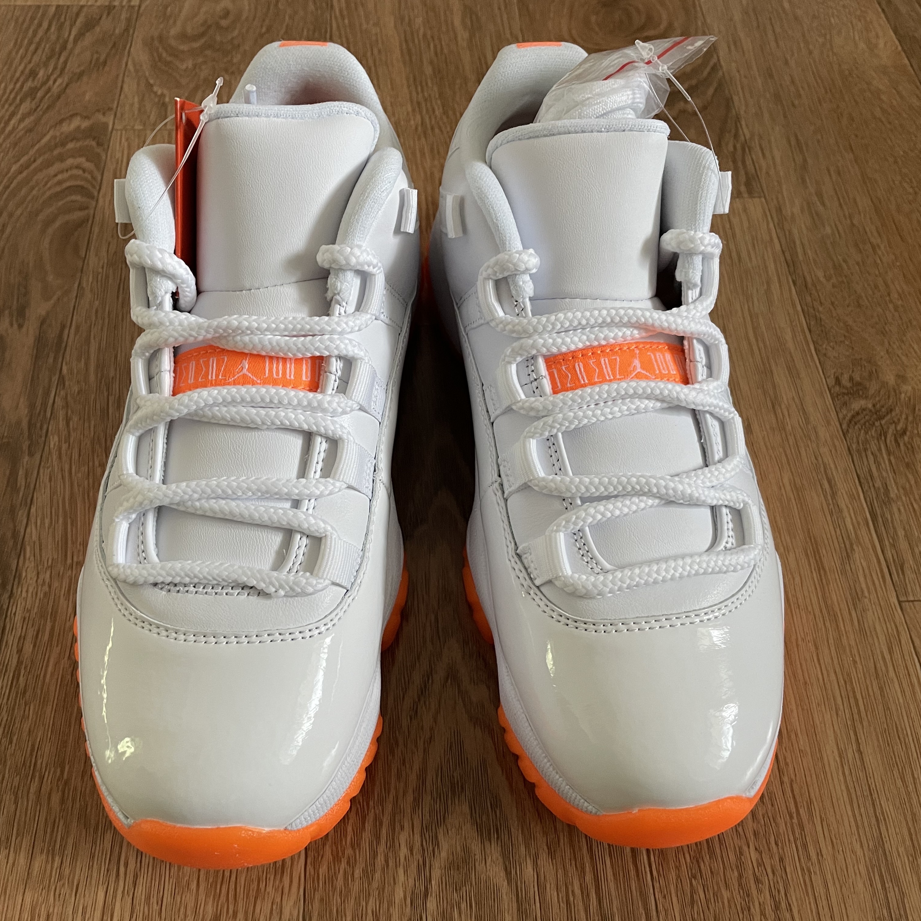 (W) Jordan 11 Retro Low Bright Citrus 착용 스타일 - 2