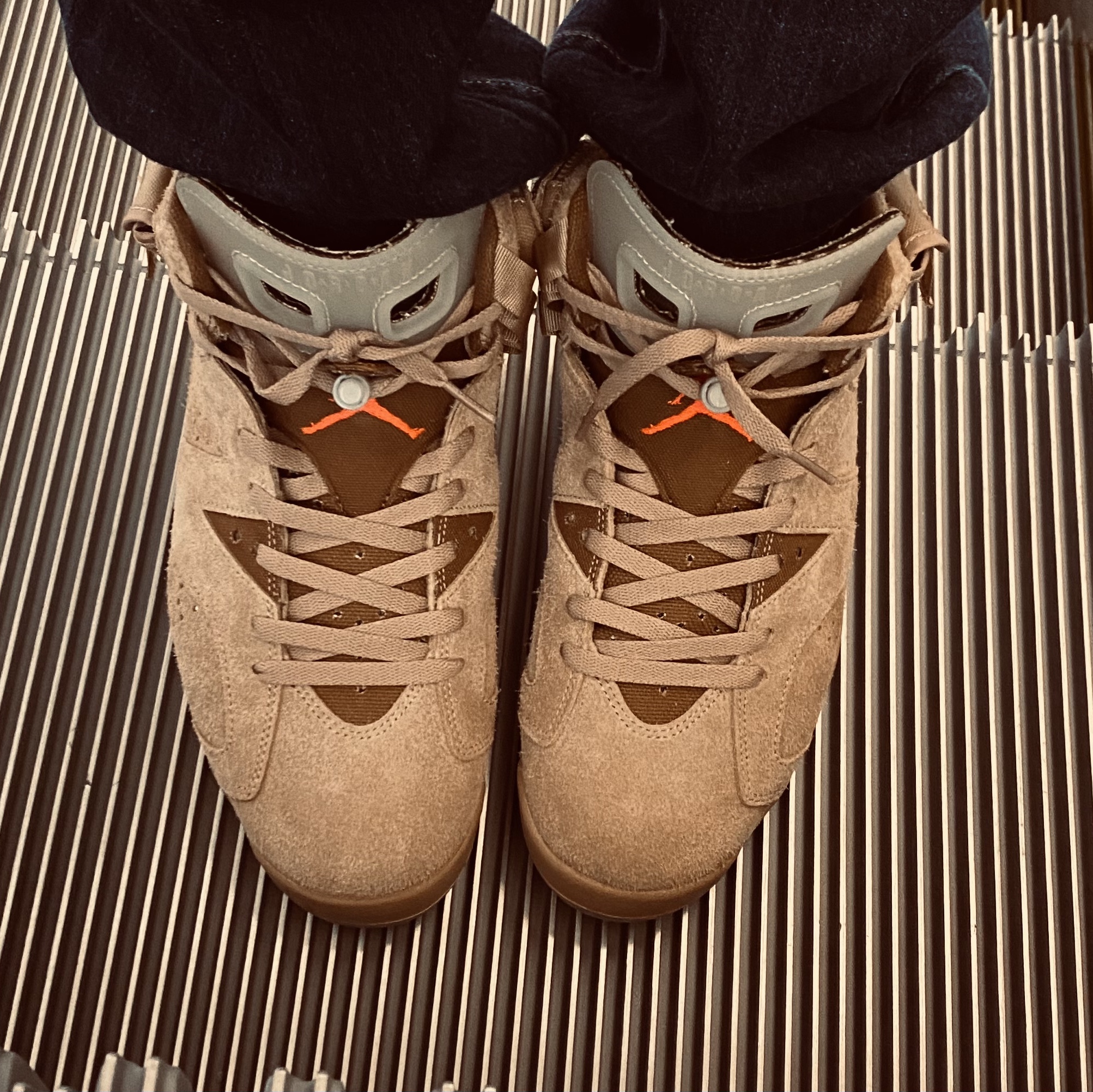Jordan 6 x Travis Scott Retro SP British Khaki 착용 스타일 - 2