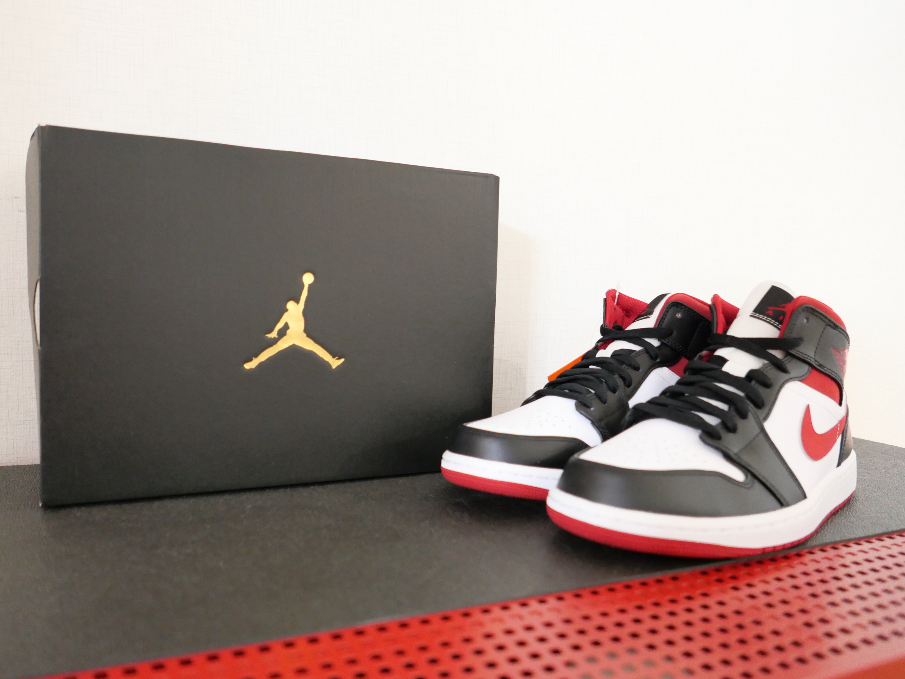 Jordan 1 Mid Gym Red Black White 착용 스타일