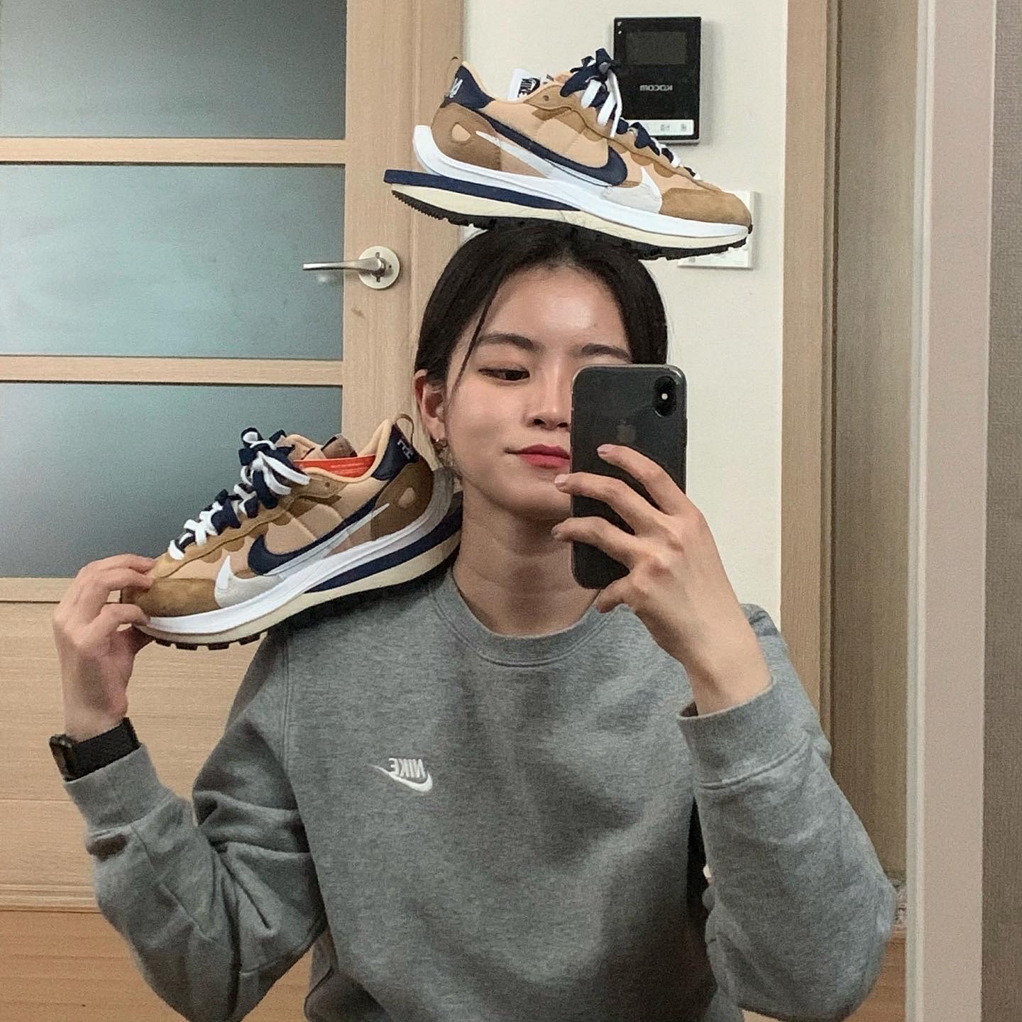 Nike x Sacai VaporWaffle Sesame and Blue Void 착용 스타일 - 3