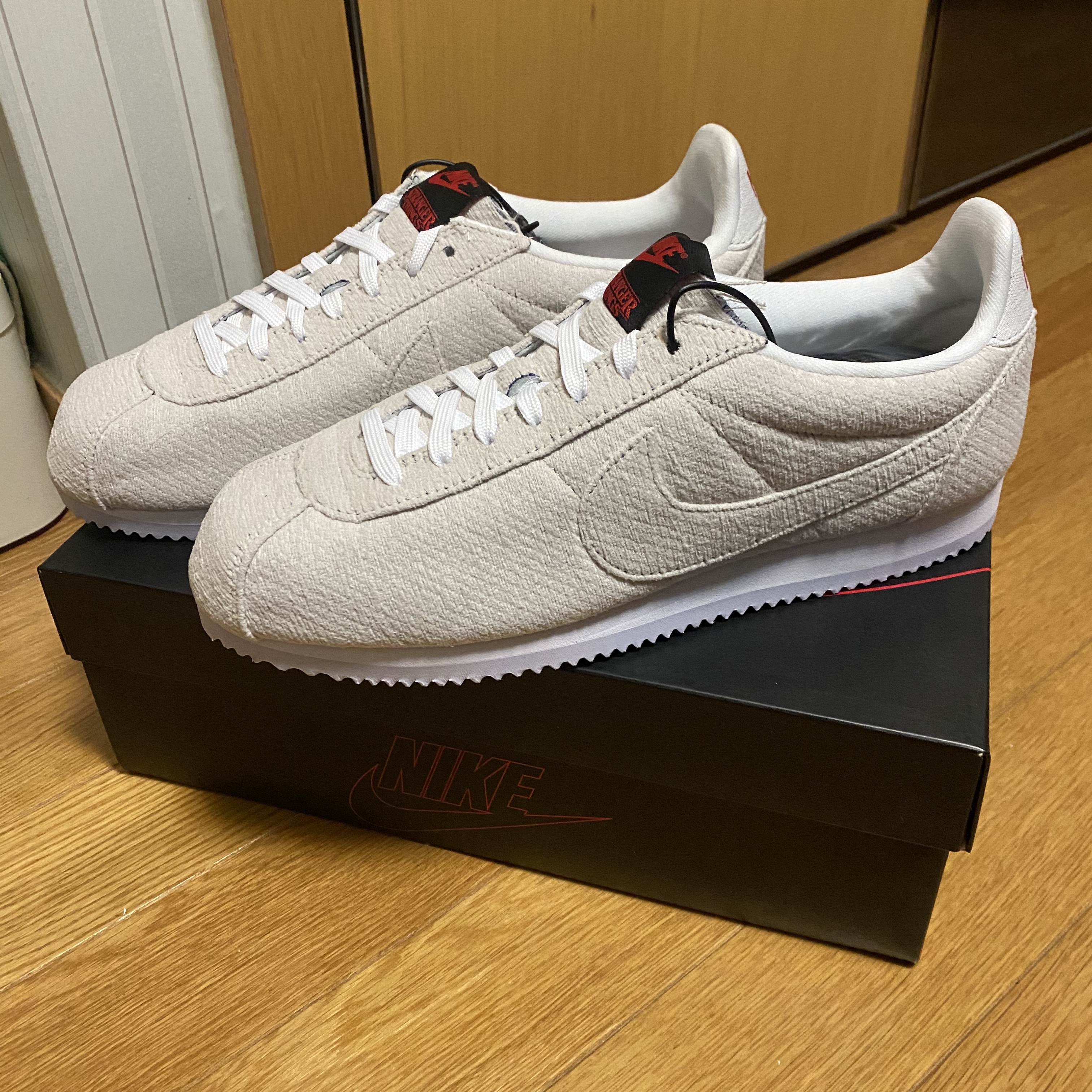 Nike x Stranger Things Classic Cortez Sail Upside Down Pack 착용 스타일 - 2