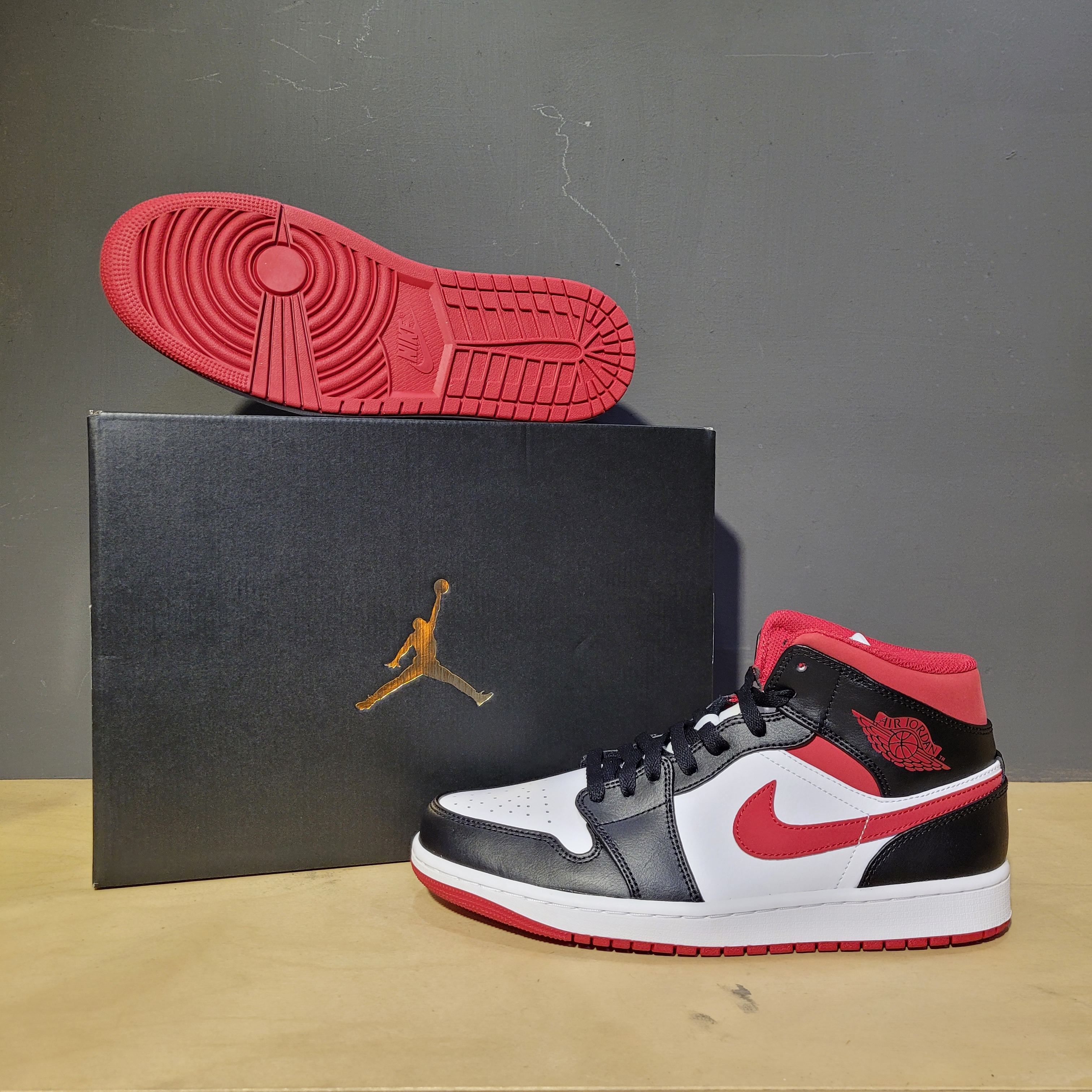 Jordan 1 Mid Gym Red Black White 착용 스타일