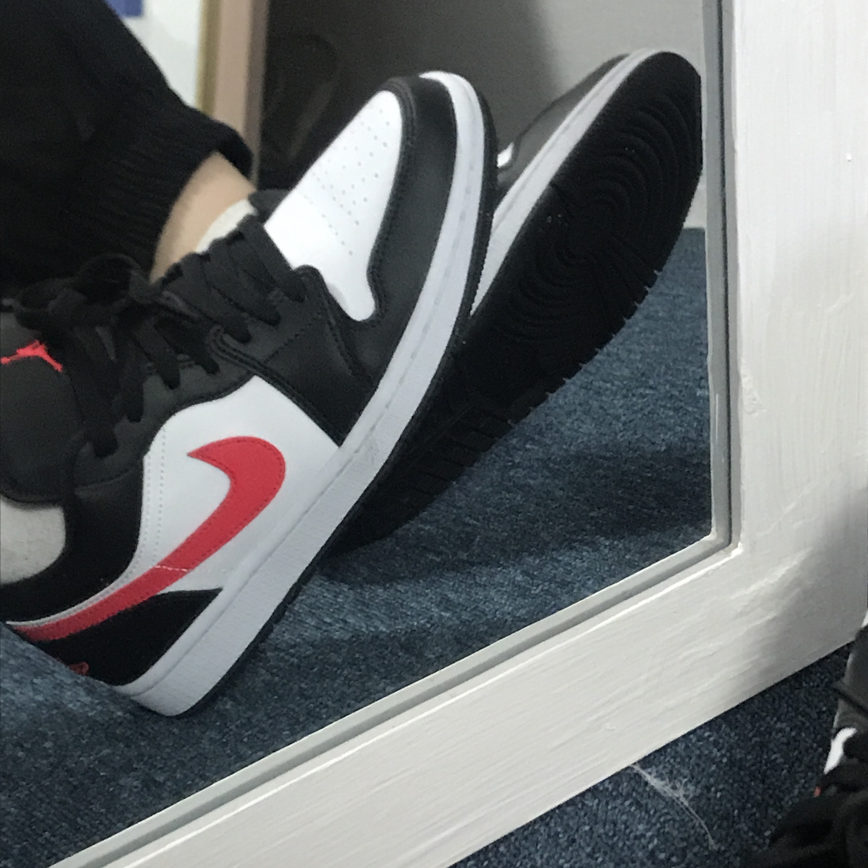 (W) Jordan 1 Low Black Siren Red 착용 스타일