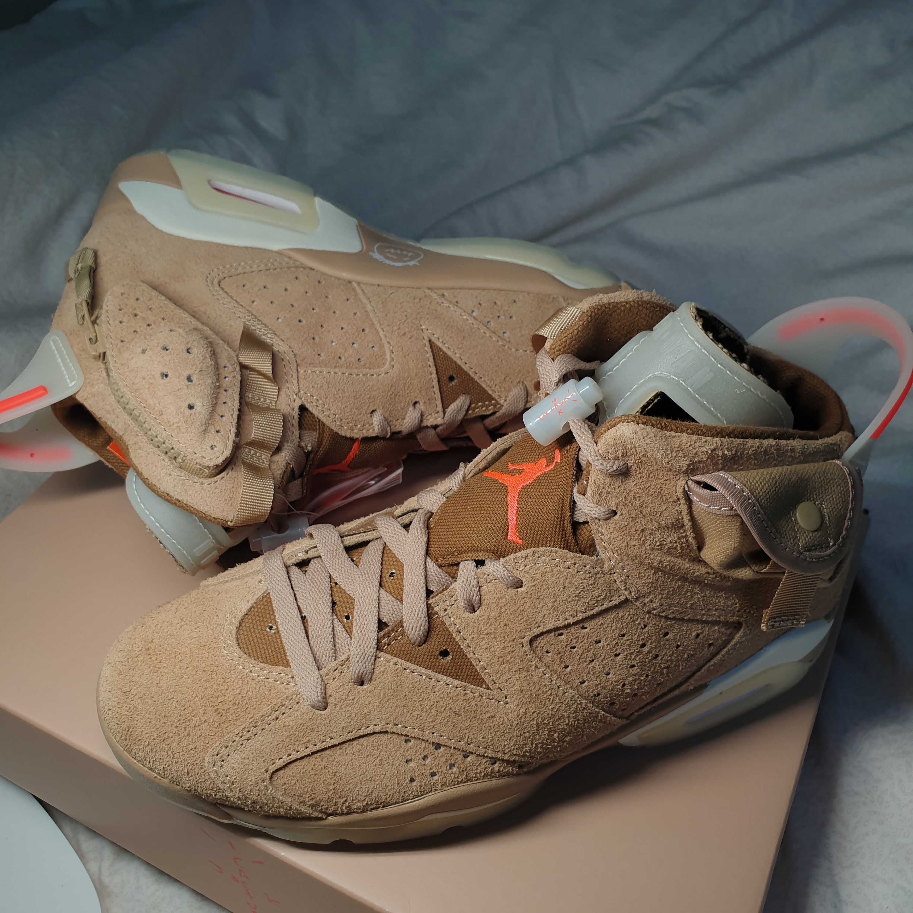 Jordan 6 x Travis Scott Retro SP British Khaki 착용 스타일 - 2