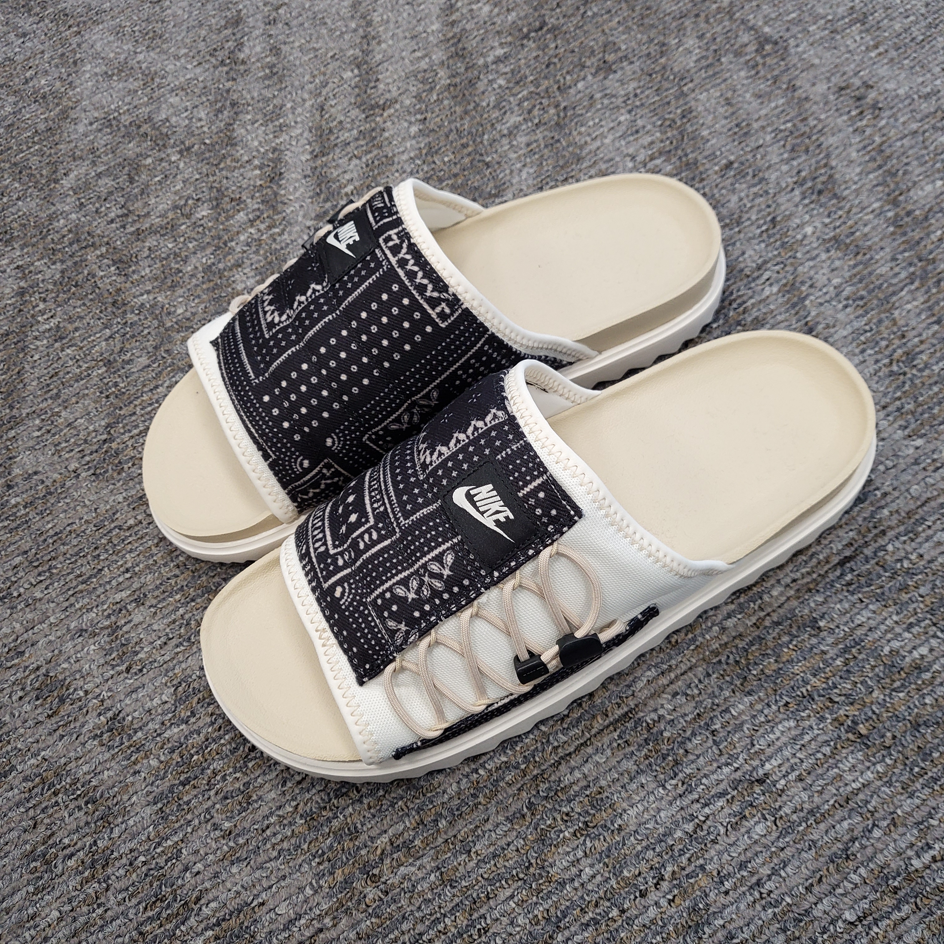 Nike Asuna Slide Pale Ivory Rattan 착용 스타일