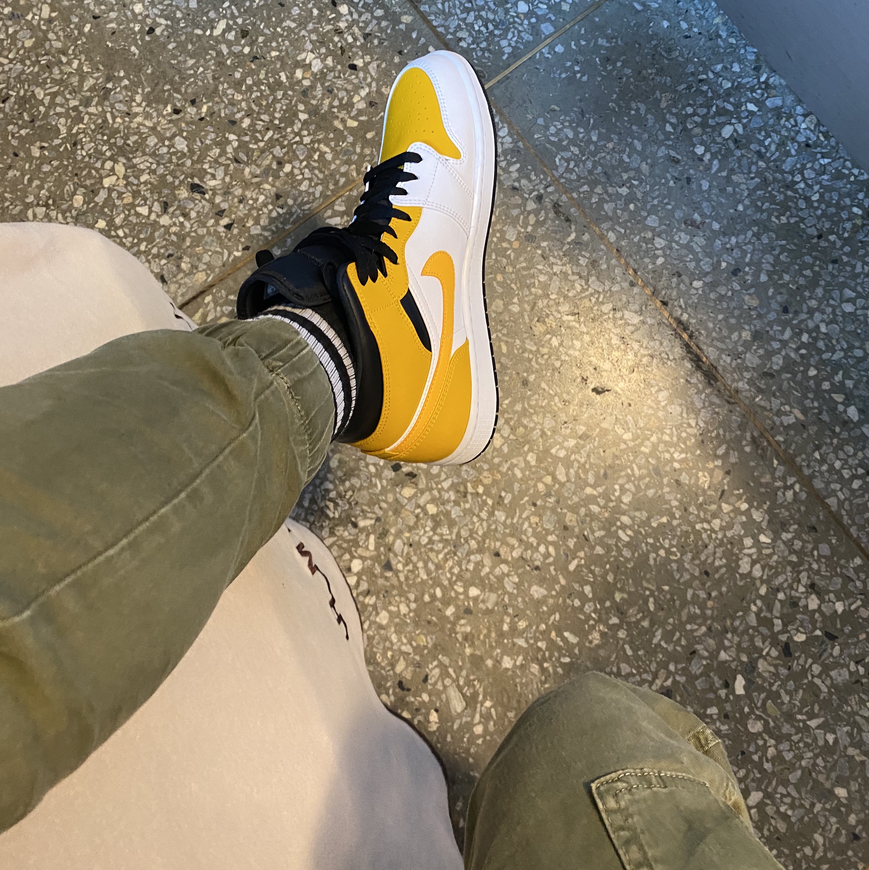 Jordan 1 Mid White University Gold 착용 스타일