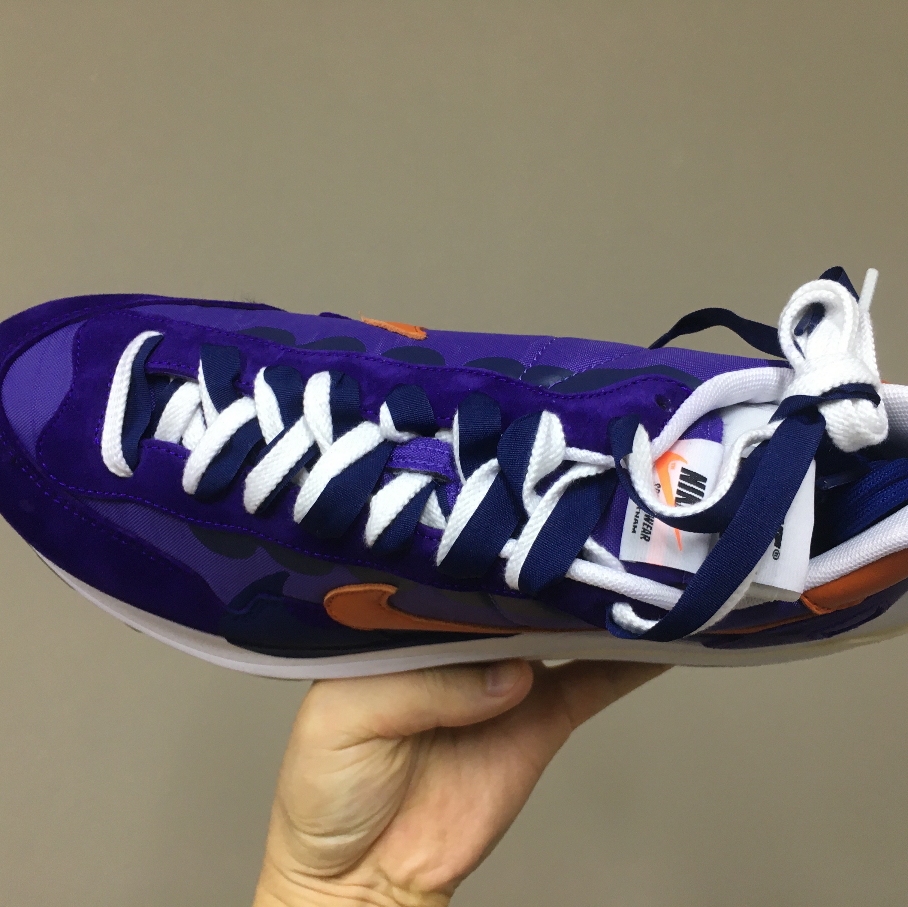 Nike x Sacai VaporWaffle Dark Iris 착용 스타일 - 3