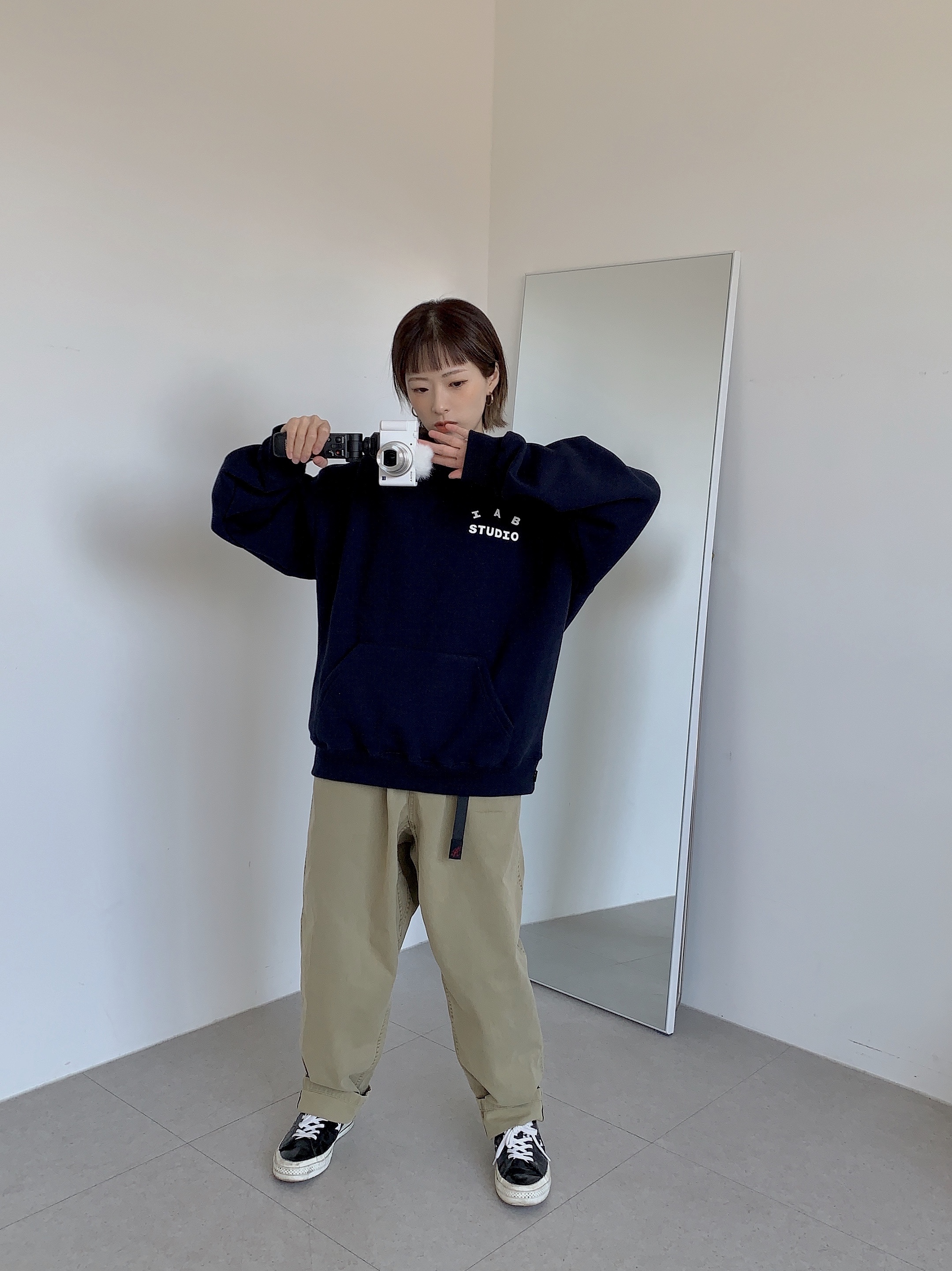 IAB Studio Hoodie Navy - 21SS 착용 스타일 - 3
