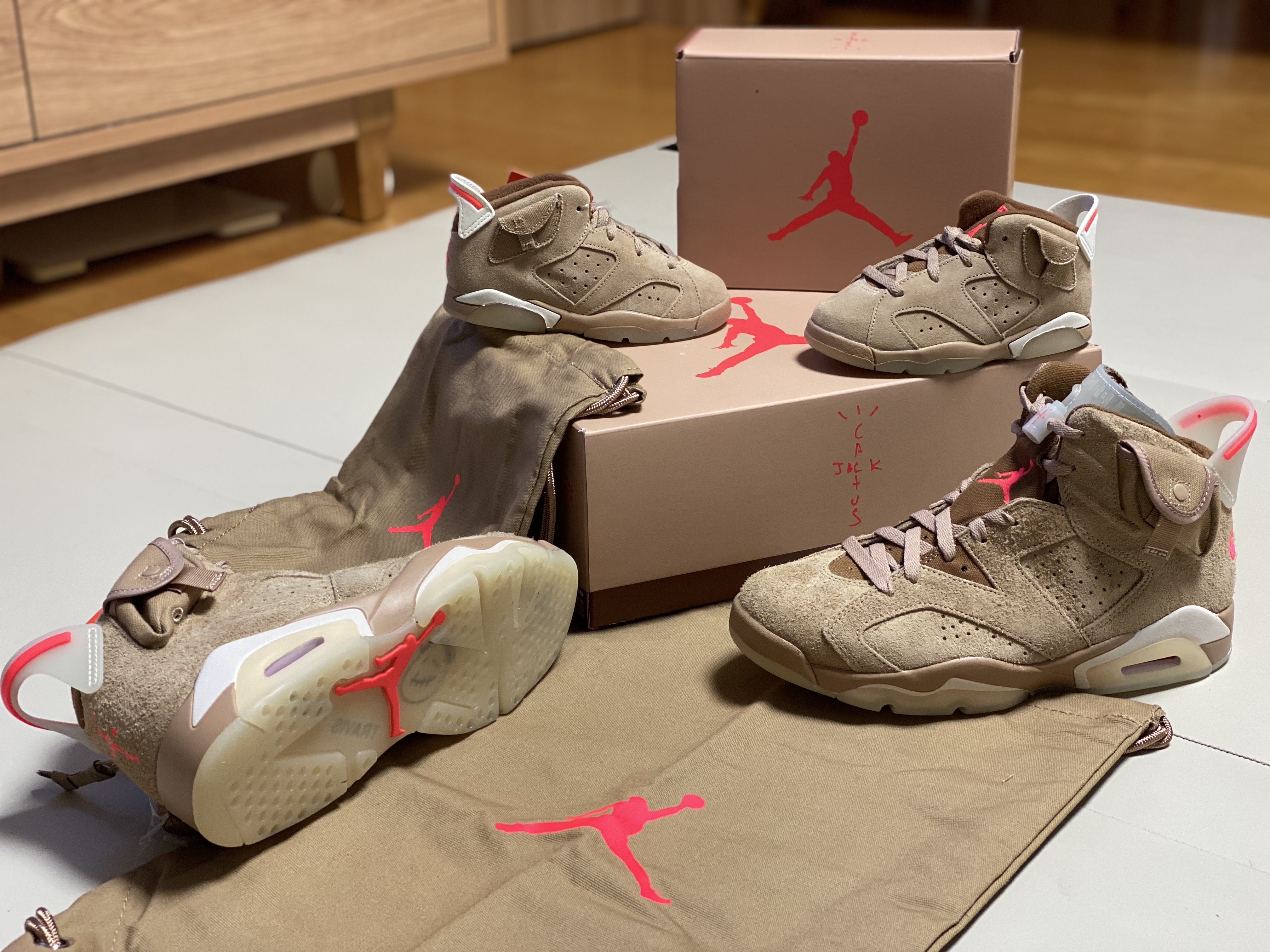 Jordan 6 x Travis Scott Retro SP British Khaki, (TD) Jordan 6 x Travis Scott Retro SP British Khaki 착용 스타일 - 1