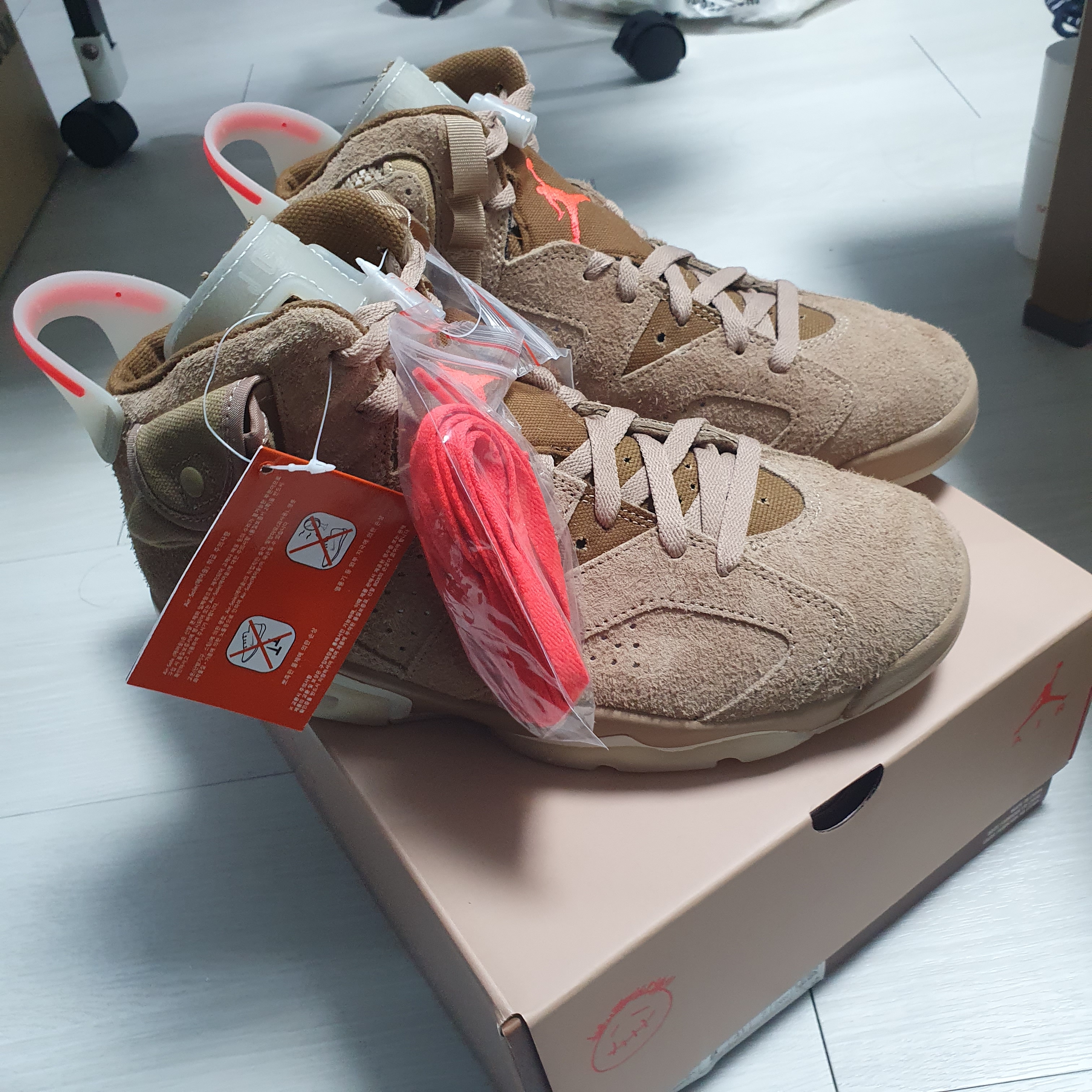 Jordan 6 x Travis Scott Retro SP British Khaki 착용 스타일 - 2