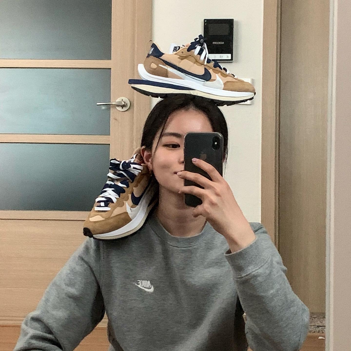 Nike x Sacai VaporWaffle Sesame and Blue Void 착용 스타일 - 2
