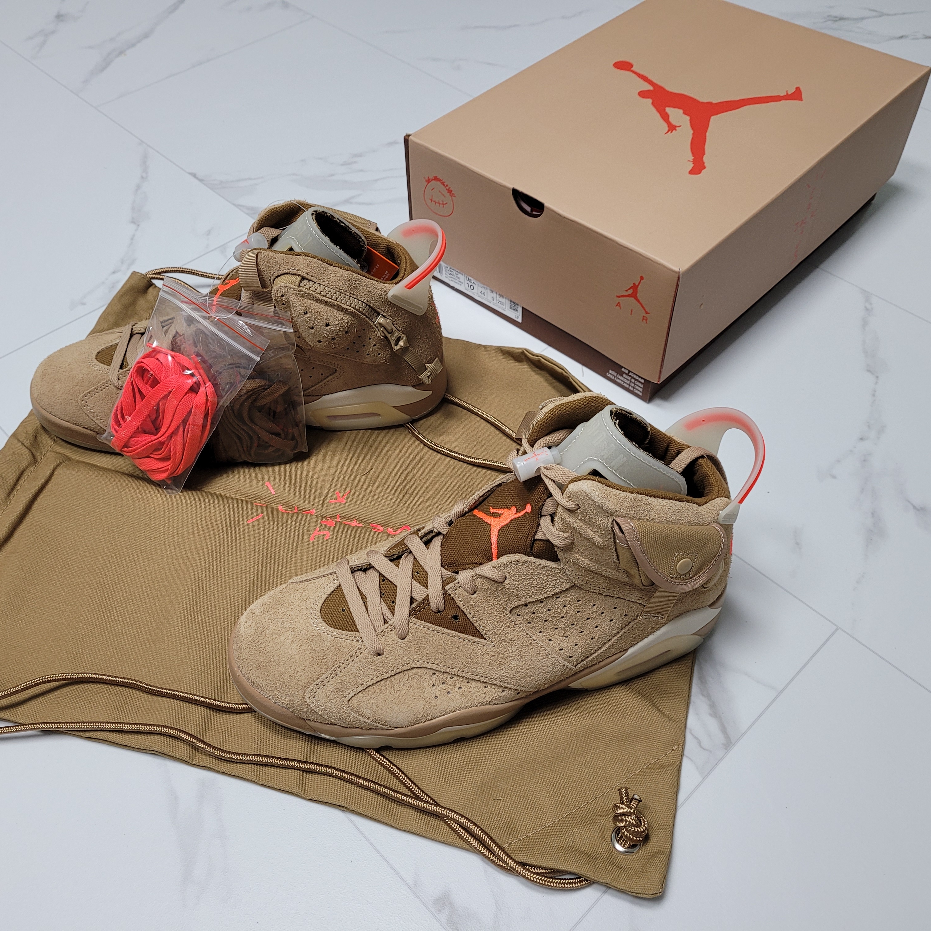 Jordan 6 x Travis Scott Retro SP British Khaki 착용 스타일 - 2