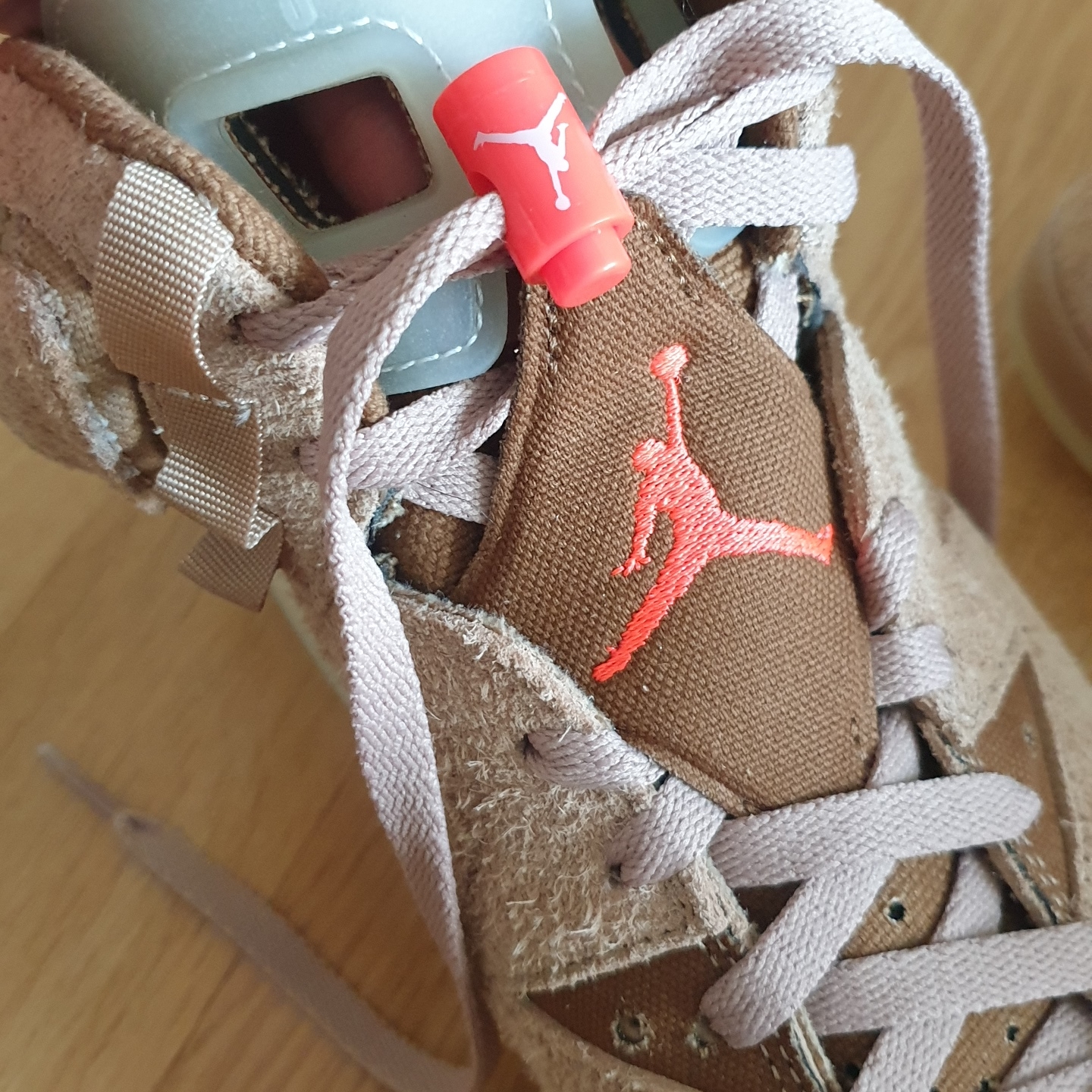 Jordan 6 x Travis Scott Retro SP British Khaki 착용 스타일 - 2