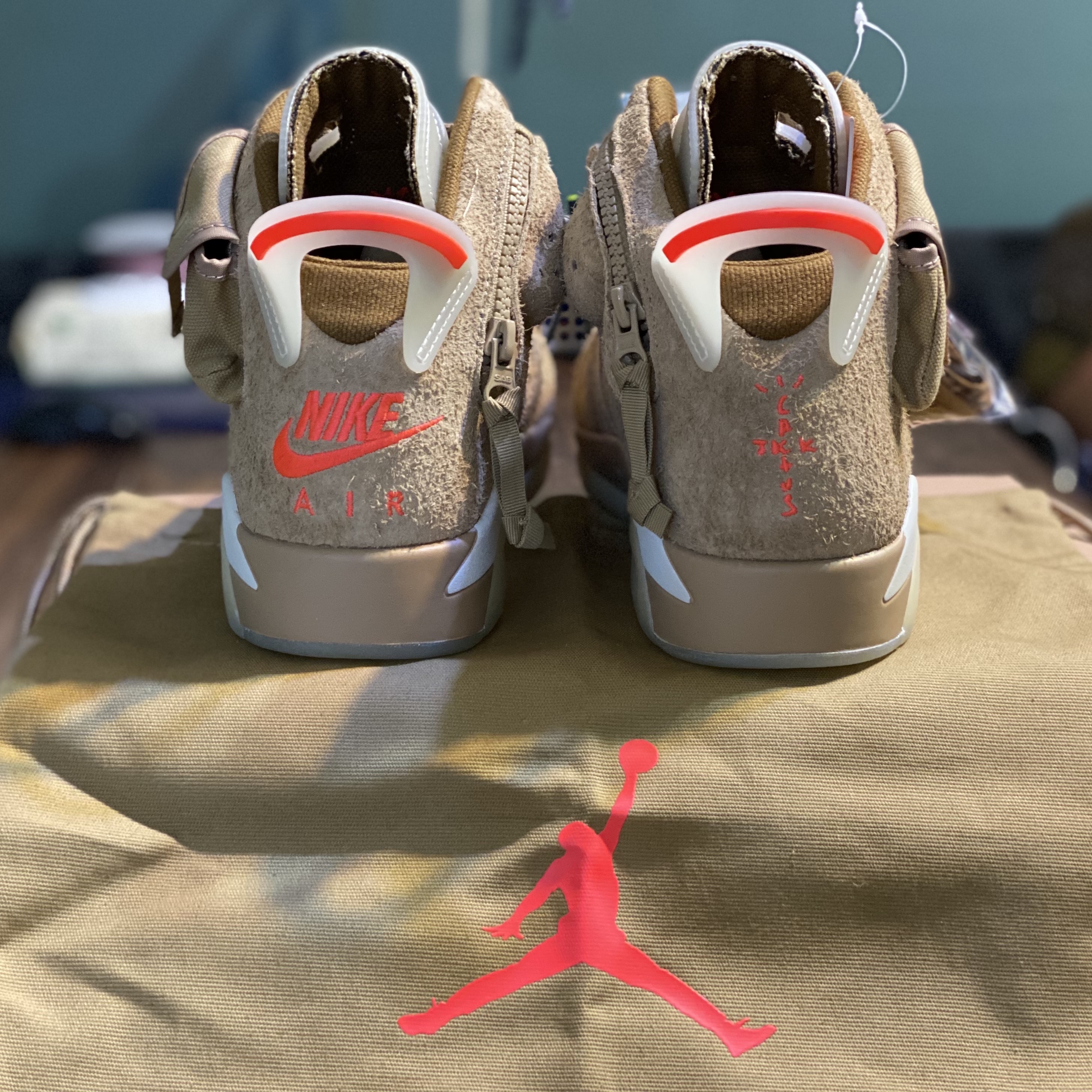 Jordan 6 x Travis Scott Retro SP British Khaki 착용 스타일 - 2