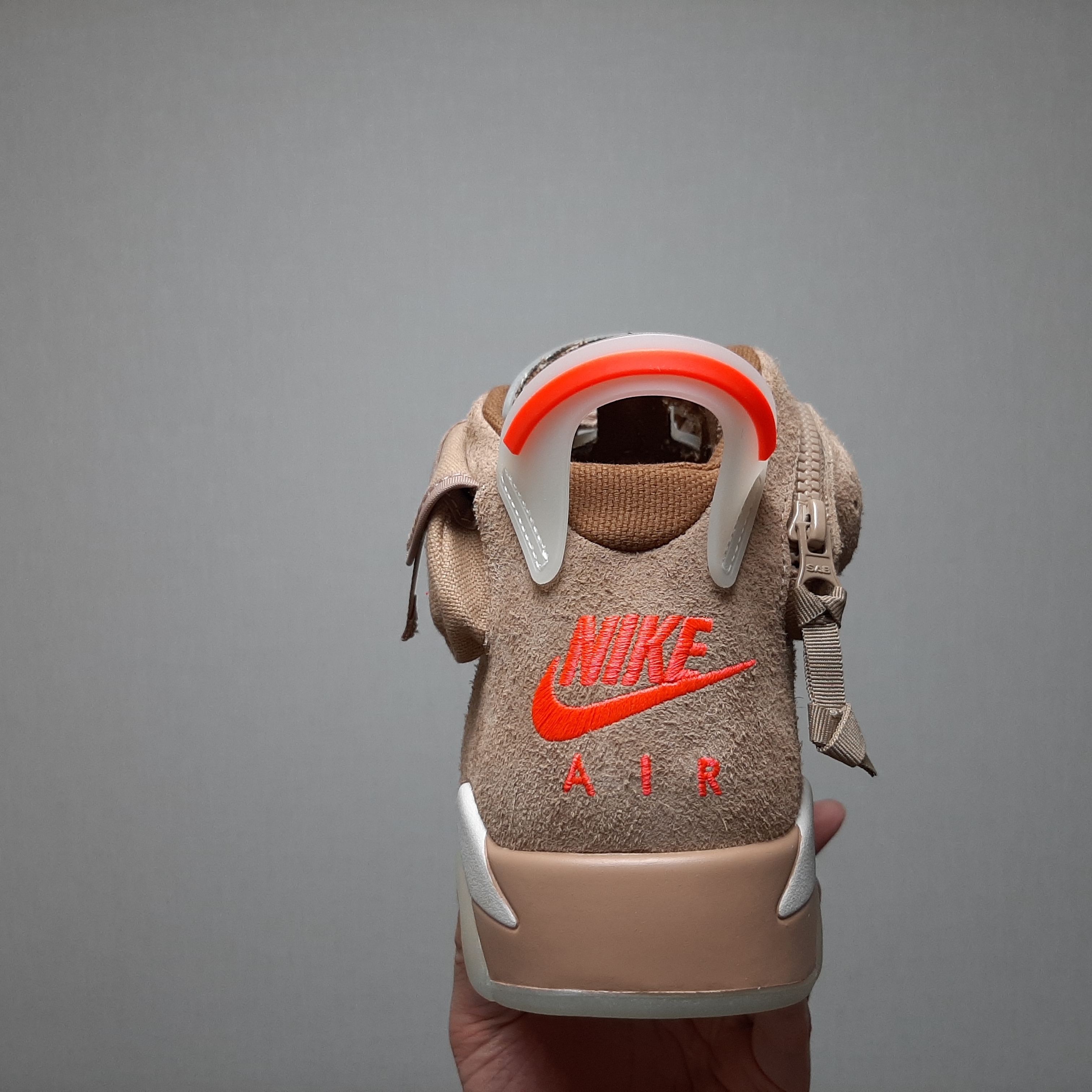 Jordan 6 x Travis Scott Retro SP British Khaki 착용 스타일 - 2