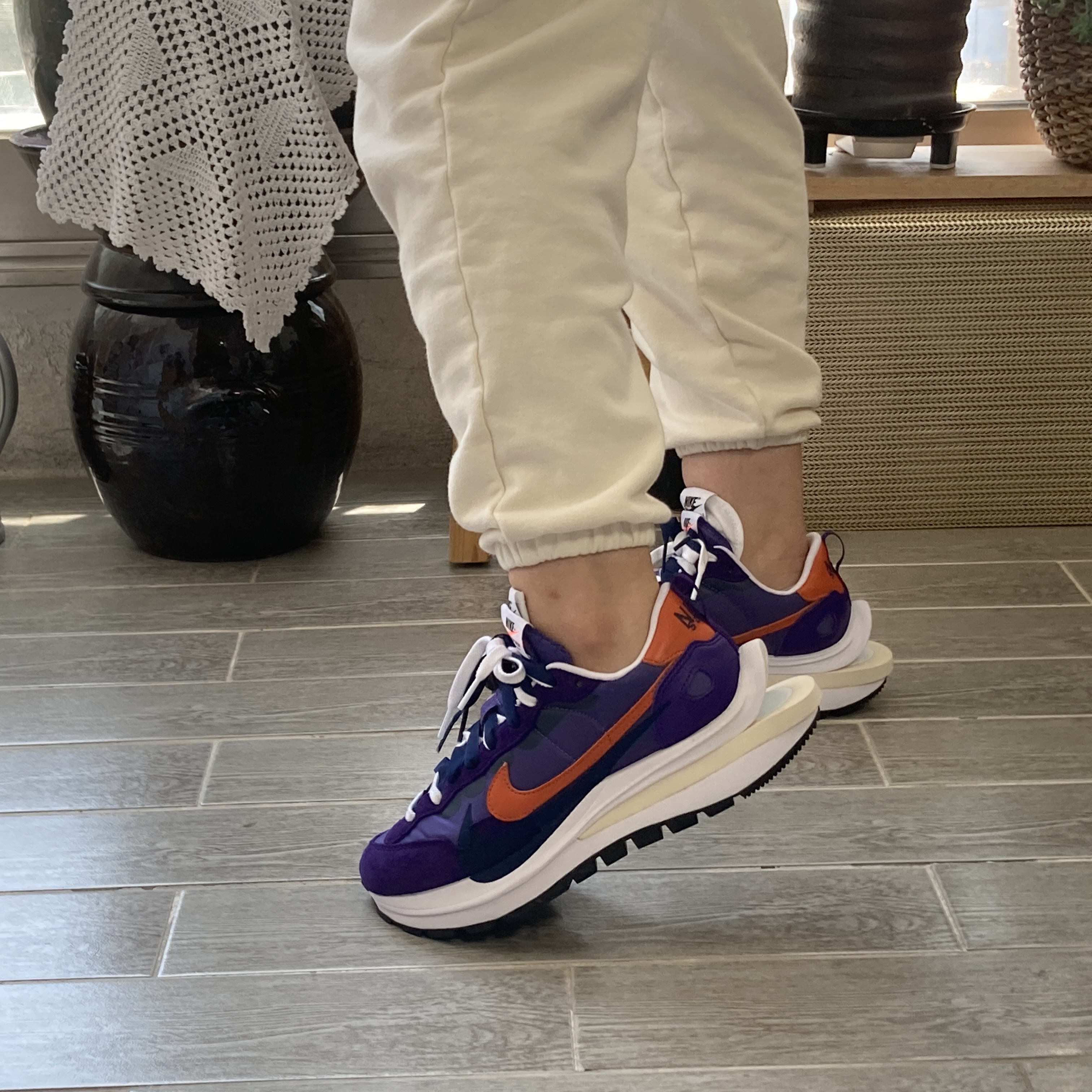 Nike x Sacai VaporWaffle Dark Iris 착용 스타일 - 4