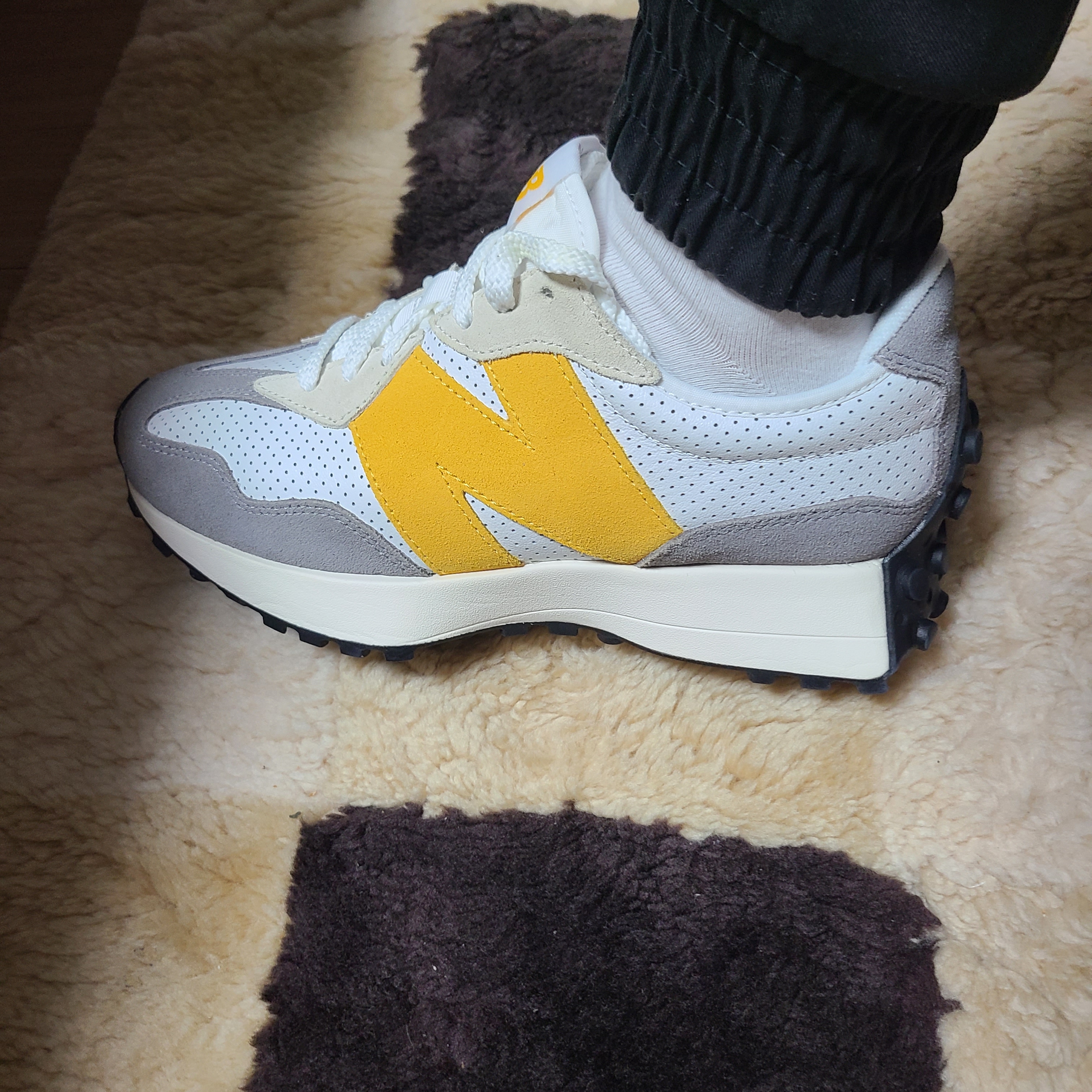 New Balance 327 Grey Yellow - JD Sports Exclusive 착용 스타일 - 1