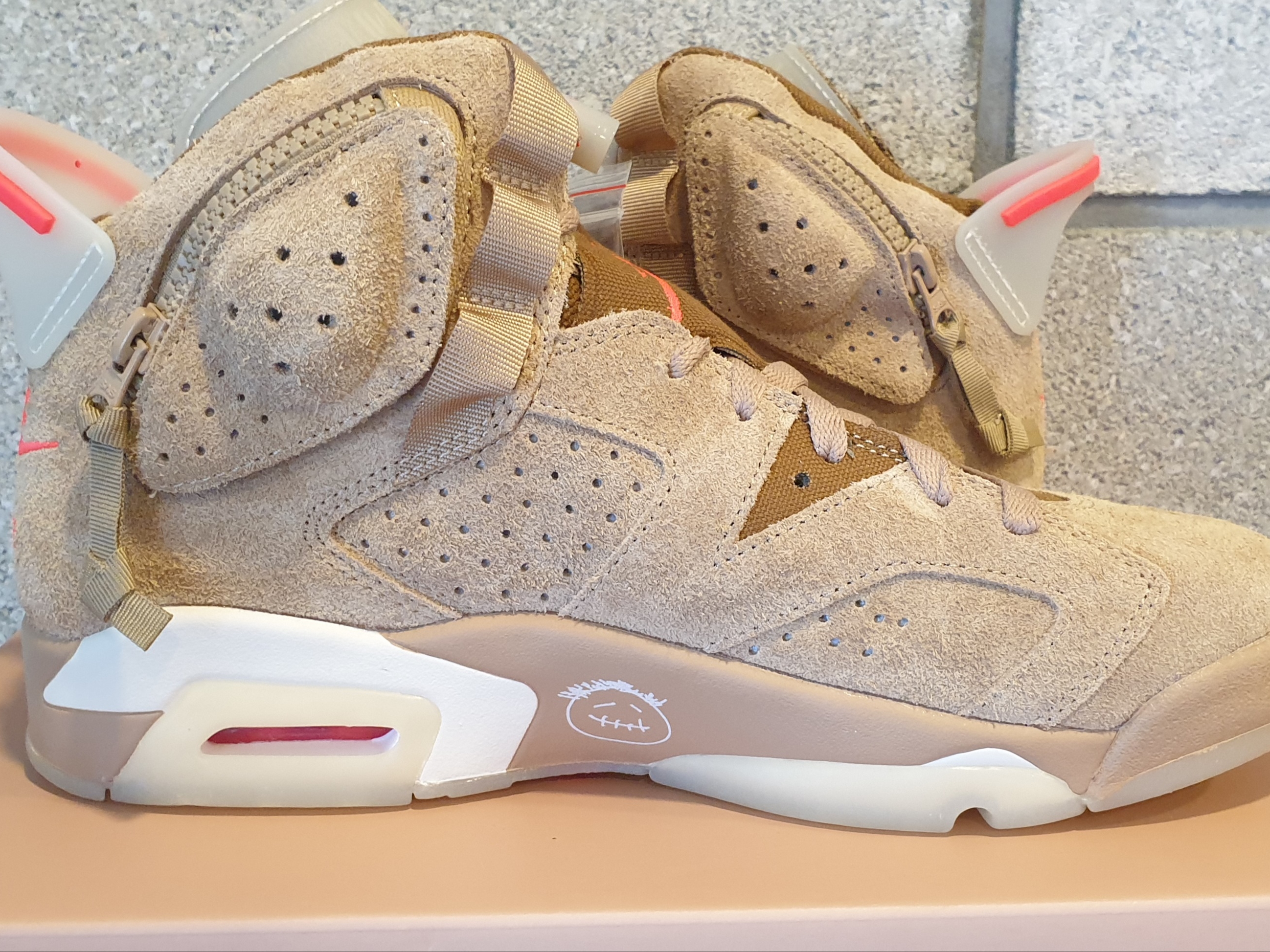 Jordan 6 x Travis Scott Retro SP British Khaki 착용 스타일 - 3