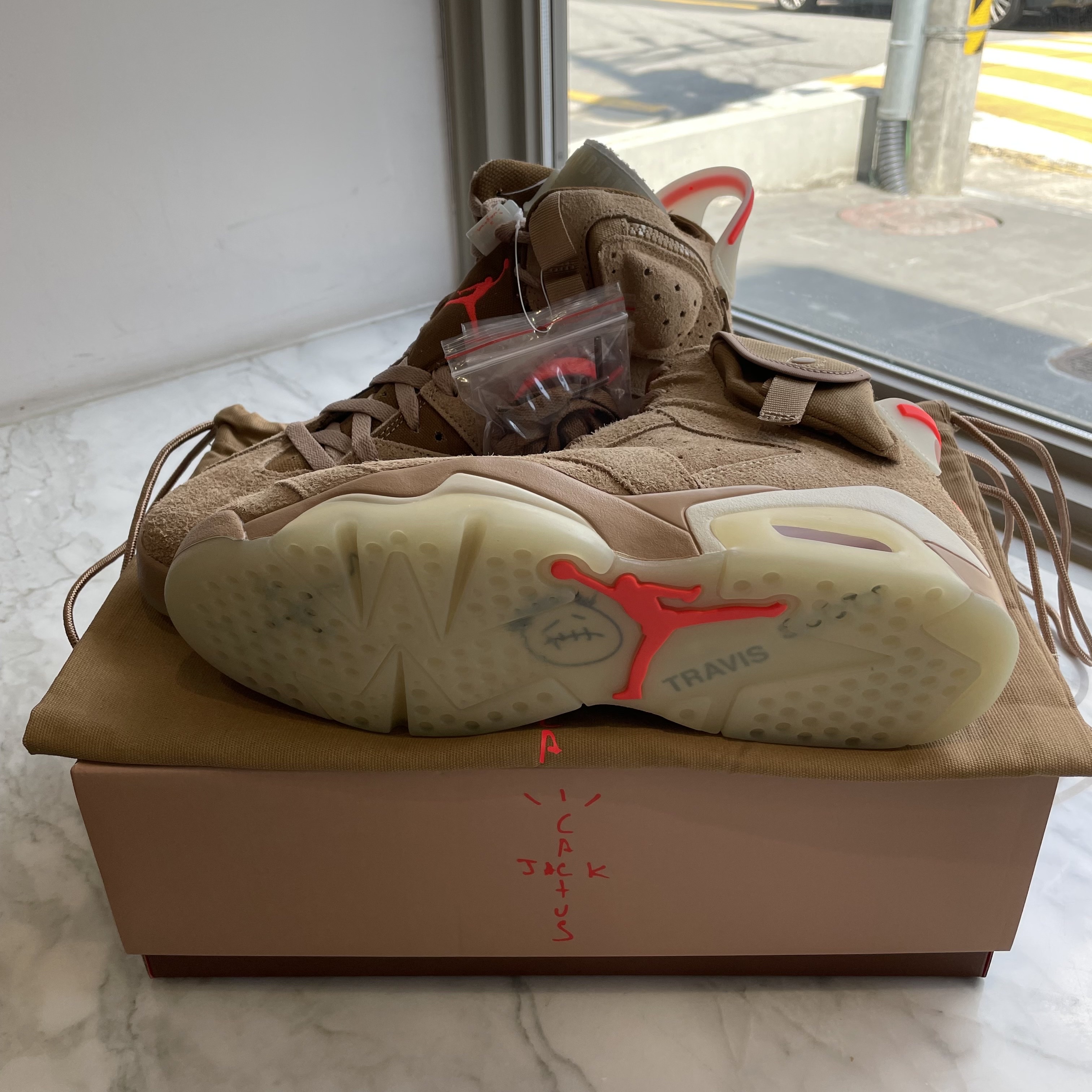 Jordan 6 x Travis Scott Retro SP British Khaki 착용 스타일 - 2