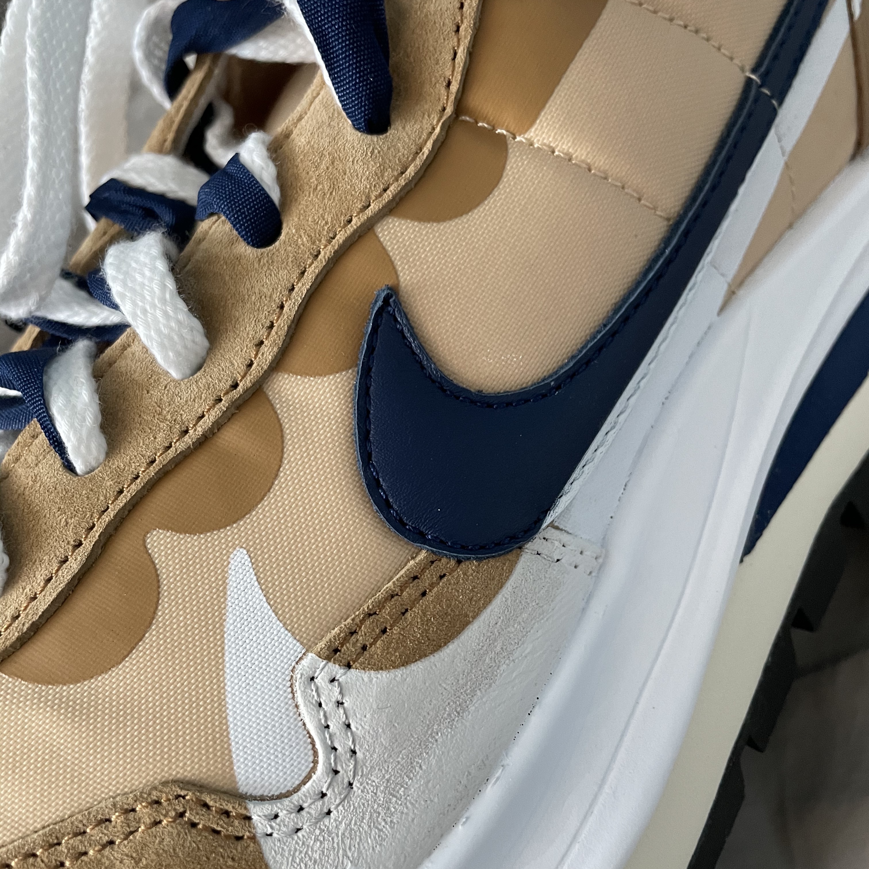 Nike x Sacai VaporWaffle Sesame and Blue Void 착용 스타일 - 3