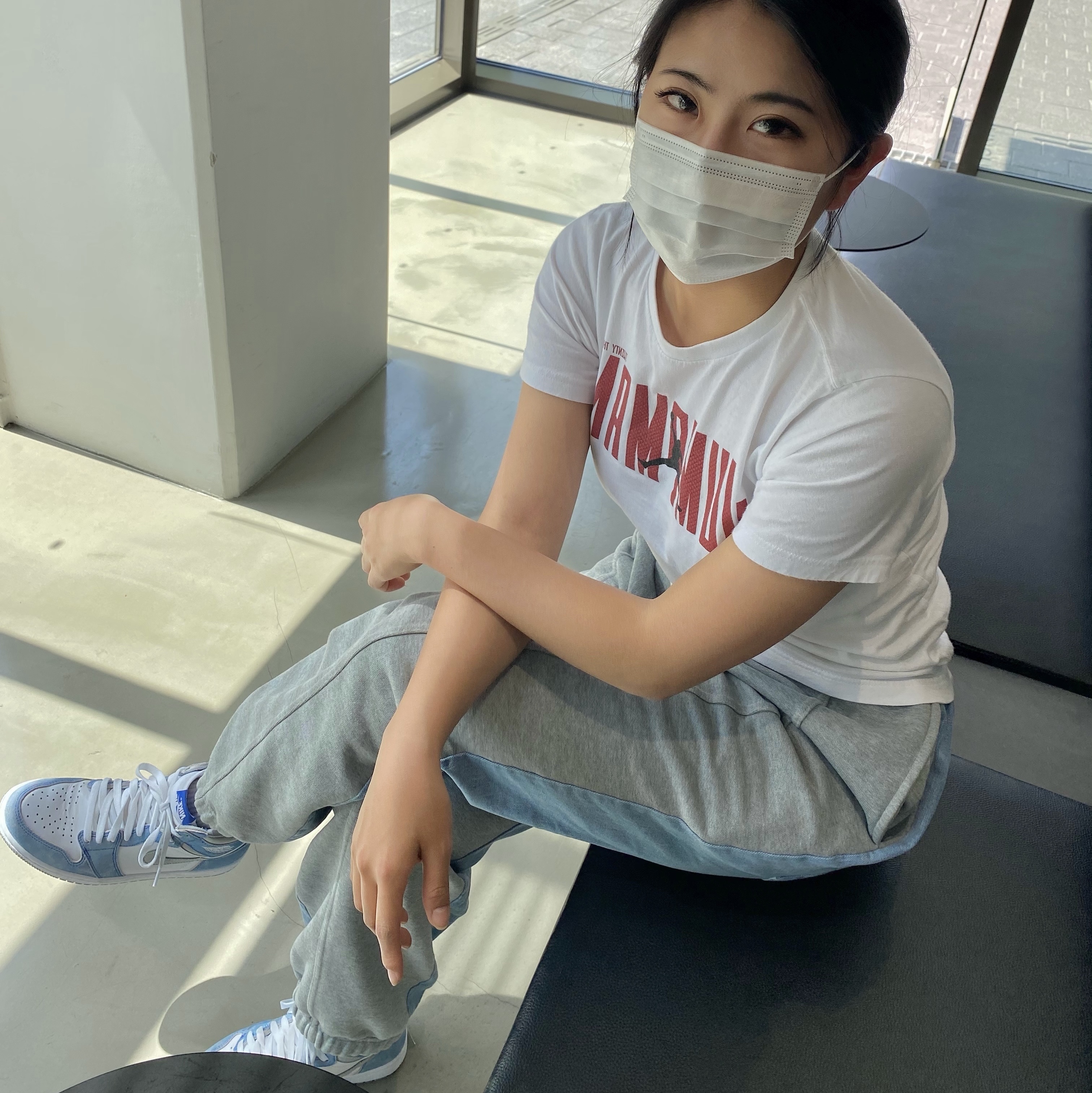 Jordan 1 Retro High OG Hyper Royal 착용 스타일 - 3